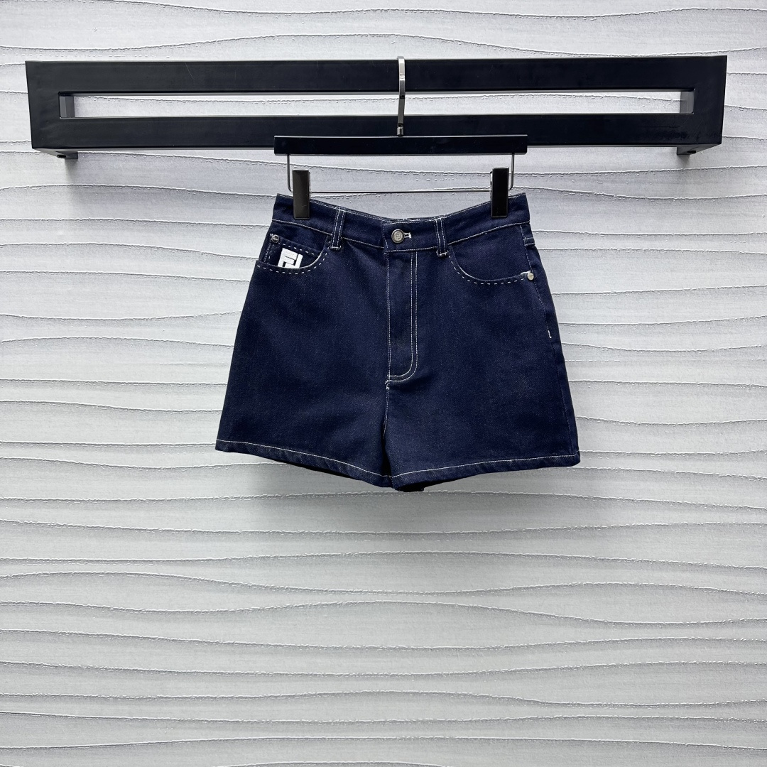 NO:310255,Fend*2025 new product is available for embroidered denim shorts customized YB imported twill cotton denim material, crisp, comfortable and stylish, washed and used retro blue, high-waist buckle double-in-pocket style design, embroidered logo in the pocket, highlighting the brand tone, double F metal closure adjustment, combined with the overall contour thick line processing, add layered texture, more elegant and simple, easy outline curves, surface auxiliary material development, high-waist straight-leg shorts cut, can be matched with the same series of top items, details echo up and down, presenting a casual and free style of dressing, fashionable and fashionable, and separate matching is also great. High-version, fendi, shorts, alexander wang19860909Fend*2025新品上架刺绣牛仔短裤定制YB进口斜纹全棉牛仔材质 挺括舒适有型 水洗做旧复古蓝 高腰系扣双插兜版型设计 口袋处刺绣徽标点亮 彰显品牌调性 双F金属襟扣调节 配合整体轮廓粗线处理 增添造型层次感 质感更为优雅简约 轻松勾勒曲线 面辅料开发 高腰直筒短裤剪裁 可搭配同系列上装单品 细节上下呼应 呈现随性自由的穿搭风格 成套穿搭时髦洋气 分开搭配也很赞 高版本,,fendi,shorts,alexander wang,Women's clothing