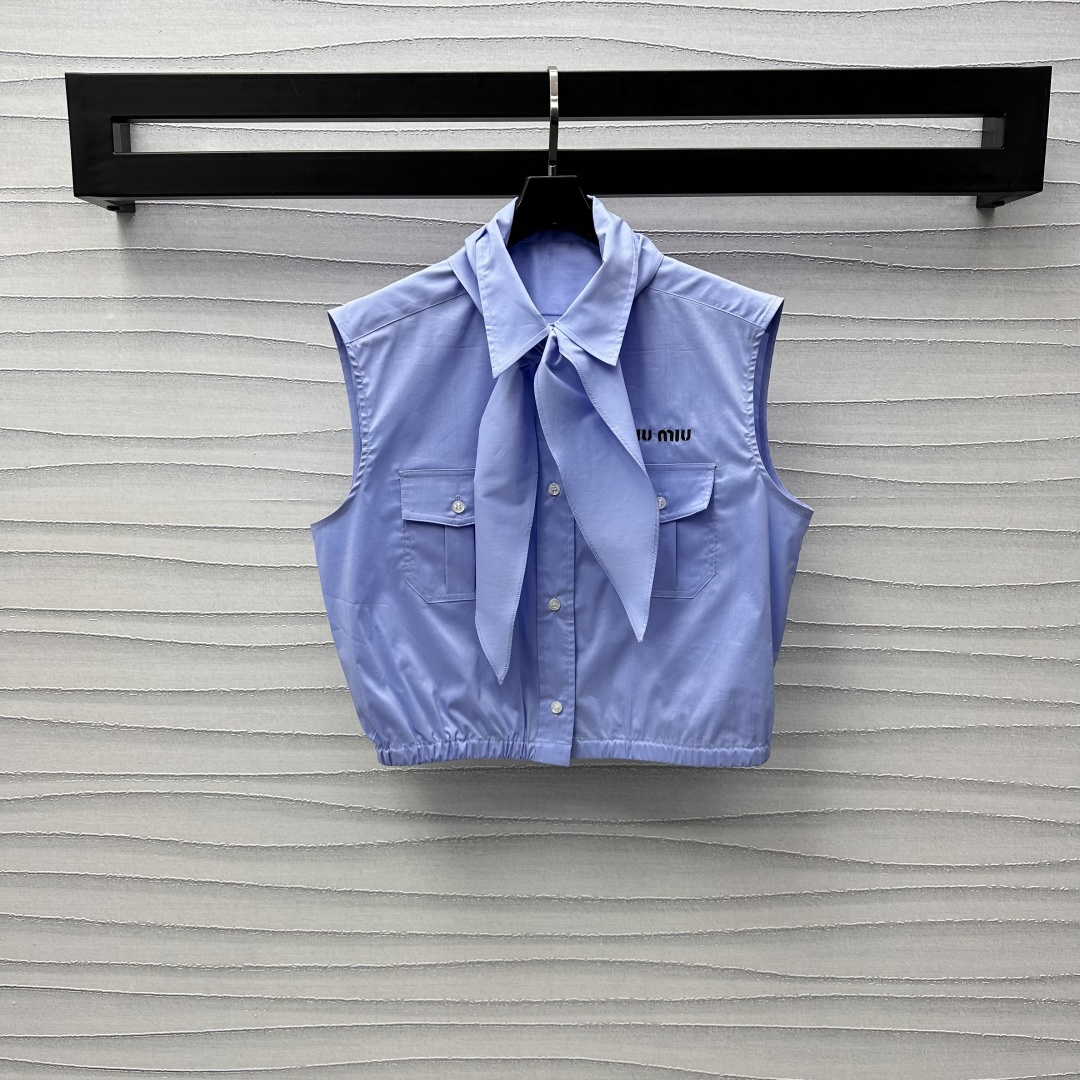 NO:310272,Miumi*2025 new product, on-sleeved bow tie sleeveless shirt, customized YB imported twill cotton material, soft, comfortable and skin-friendly, exquisite pointed collar, with shawl bow tie adjustment decoration, add layering, tie-in style, full of college style, letter embroidery logo embroidery on the chest, highlighting the brand tone, symmetrical pocket waist elastic design, workwear personality, surface accessories development, bow tie sleeveless shirt style cut, summer outfit casual and lazy, high-version 2 colors,,miumiu,shirts,shawls,alexander wang19860909Miumi*2025新品上架领结无袖衬衣定制YB进口斜纹全棉材质 柔软舒适亲肤 精致尖领之下搭配披肩领结调节装饰 增添造型层次感 系上学院范儿十足 胸前字母刺绣徽标点缀呼应 彰显品牌调性 对称口袋腰身弹力松紧设计 工装个性 面辅料开发 领结无袖衬衫版型剪裁 夏日穿搭休闲慵懒  高版本2色,,miumiu,shirts,shawls,alexander wang,Women's clothing
