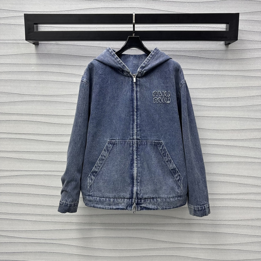 NO:310266,Miumi*2025 new product zipper hood denim jacket customized YB imported twill cotton denim material Multi-washed skin-friendly and soft The chest is decorated with embroidered letter logo to highlight the brand tone. It is matched with two-way zipper adjustment to add a sense of styling. The loose fit and the details of the big pocket. The Hong Kong style is full of trendy style. The facial accessories are developed. Hooded zipper charge jacket tailoring. The upper body is relaxed and casual. Low-key neutral style is full. High-end version,,miumiu, jackets & coats,hats,alexander wang19860909Miumi*2025新品上架拉链兜帽牛仔外套定制YB进口斜纹棉牛仔材质 多重水洗 亲肤柔软 胸前饰以绣花字母徽标点缀装饰 彰显品牌调性 搭配双向拉链调节处理 增添造型层次感 宽松版型结合大插兜细节 港系潮范儿十足 面辅料开发 连帽拉链冲锋外套剪裁 上身松弛休闲 低调中性风格拉满  高版本,,miumiu,jackets & coats,hats,alexander wang,Women's clothing