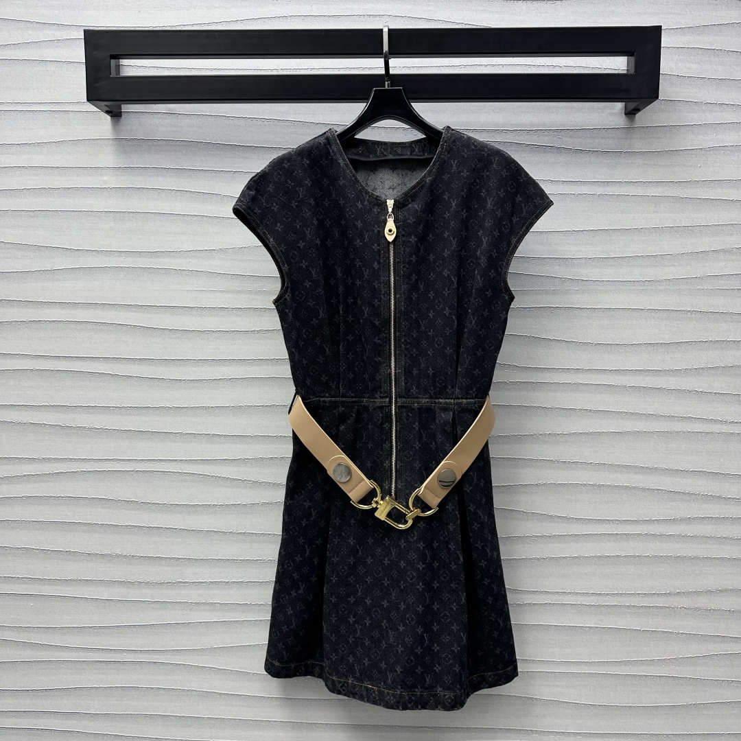 NO:311221,Louis Vuitto*2025 new product is available on the shelves of belt jacquard denim dress custom YB imported twill cotton denim material, crisp, comfortable and stylish, repeated enzyme washing process, not easy to dye and decolorize zipper half-plate design, combined with the iconic leather label buckle on the chest, add to the layering of the styling, the whole body is iconic four-leaf clover letter jacquard pattern embellishment, highlight the brand tone, the waist leather wide belt blessing, inclusive and modify the waist shape, the surface auxiliary material development, short-sleeved dress tailoring, fashionable and fashionable, series development, worry-free dress, high-end version,,louis vuitton, skirts, T-shirt, alexander wang19860909Louis Vuitto*2025新品上架腰带提花牛仔连衣裙定制YB进口斜纹棉牛仔材质 挺括舒适有型 反复酵素水洗工艺处理 不易染色脱色拉链半开襟设计 配合胸前标志性皮标链扣调节 增添造型层次感 通体标志性四叶草字母提花图案点缀装饰 彰显品牌调性 腰间皮质宽腰带加持 包容修饰腰型 面辅料开发 短袖连衣裙剪裁 穿搭时髦洋气 系列开发 穿搭无忧  高版本,,louis vuitton,skirts,T-shirt,alexander wang,Women's clothing