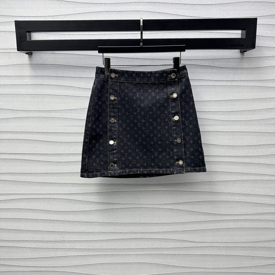 NO:311219,Louis Vuitto*2025 new product is available on the shelves of jacquard denim shorts Customized YB imported twill cotton denim material, crisp, comfortable and stylish, repeated enzyme washing process, not easy to dye and decolorize, high waist double row engraving round buckle pattern design, add layering, the whole body iconic four-leaf clover letter jacquard pattern embellishment and decoration, highlight the brand tone, surface auxiliary material development, high waist micro A short skirt cut, inclusive and modify the leg shape, can be matched with the same series of items, series development, worry-free dressing, high version,,louis vuitton, skirts, shorts, alexander wang19860909Louis Vuitto*2025新品上架提花牛仔短裤定制YB进口斜纹棉牛仔材质 挺括舒适有型 反复酵素水洗工艺处理 不易染色脱色 高腰双排刻印圆扣版型设计 增添造型层次感 通体标志性四叶草字母提花图案点缀装饰 彰显品牌调性 面辅料开发 高腰微A短裙剪裁 包容修饰腿型 可搭配同系列单品 系列开发 穿搭无忧  高版本,,louis vuitton,skirts,shorts,alexander wang,Women's clothing