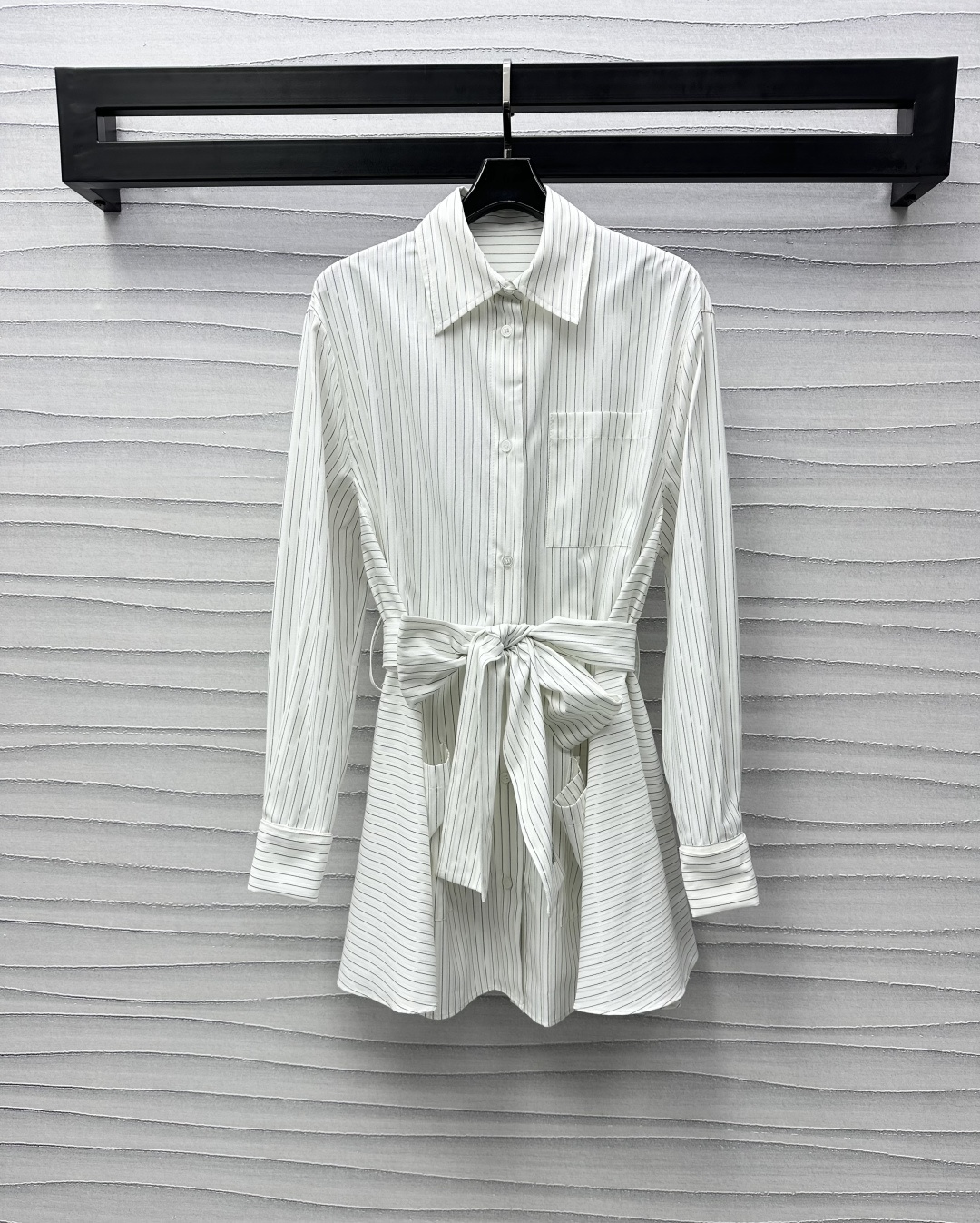 NO:310248,Loew*2025 new product is on the shelves of striped belt shirt dress custom YB imported twill thick material, breathable, comfortable and easy to wear, full-print vertical striped gold thread texture, slim and fashionable, overall lettering button adjustment, highlights the brand tone, symmetrical pocket decoration, adds layered look, match with the waist fabric perforated belt, outlines the graceful curve, three-dimensional tailoring fits the human body and more reveals the figure, surface auxiliary materials development, lapel shirt dress tailoring, fashionable and practical, all-match items in all seasons, absolutely high-end temperament, high-end version,,loewe, skirts,shirts,alexander wang19860909Loew*2025新品上架条纹腰带衬衫连衣裙定制YB进口斜纹稠材质 质感透气 舒适好穿 通体满印竖条纹金线肌理 穿搭显瘦时髦 整体刻字纽扣调节 彰显品牌调性 对称口袋装饰 增添造型层次感 搭配腰间本布穿孔腰带 勾勒曼妙曲线 立体剪裁贴合人体更显身段 面辅料开发 翻领衬衣裙剪裁 时尚与实用兼备的四季百搭单品 妥妥高阶气质女郎  高版本,,loewe,skirts,shirts,alexander wang,Women's clothing