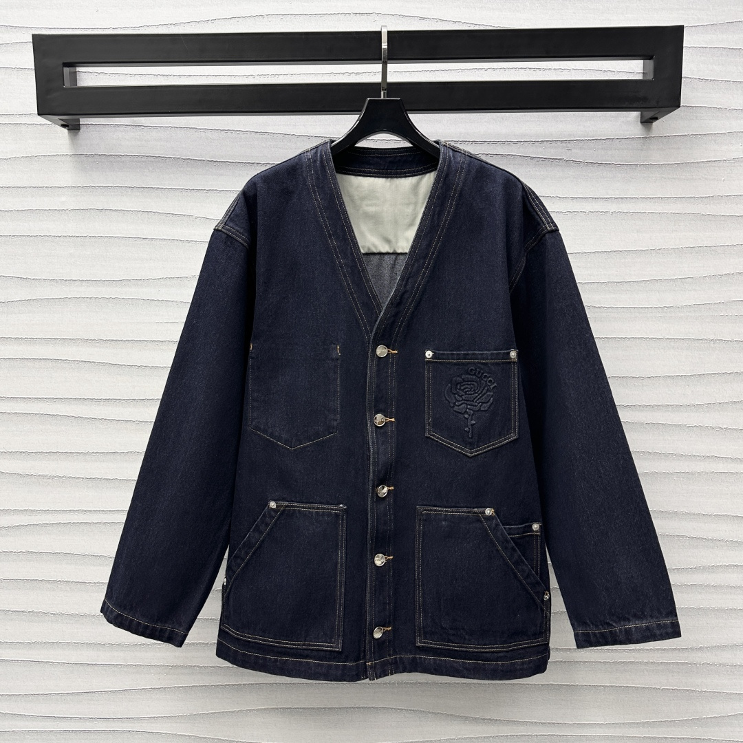 NO:311212,Gucc*2025 new product is available for retro denim shirt jacket. Customized YB imported twill cotton denim material. Clarity, high-end and stylish. Washed and used v-neck design to add layering. Boobs rose letter logo embellishment and decoration. Show brand tone. Face accessories. Long silhouette jacket tailored with the same series. The upper body is simple and fashionable. The details are echoed up and down. The casual and free style. The set is fashionable and fashionable. High-version, gucci, jackets & coats,shirts,alexander wang.19860909Gucc*2025新品上架复古牛仔衬衫外套 定制YB进口斜纹全棉牛仔材质 挺括高级有型 水洗做旧复古深蓝色 沿用落肩V领设计 增添造型层次感 胸前口袋玫瑰花字母徽标点缀装饰 彰显品牌调性 面辅料开发 长款廓形外套剪裁 可搭配同系列直筒长裤 上身简约时髦 细节徽标上下呼应 呈现随性自由的穿搭风格 成套穿搭时髦洋气  高版本,,gucci,jackets & coats,shirts,alexander wang,Women's clothing
