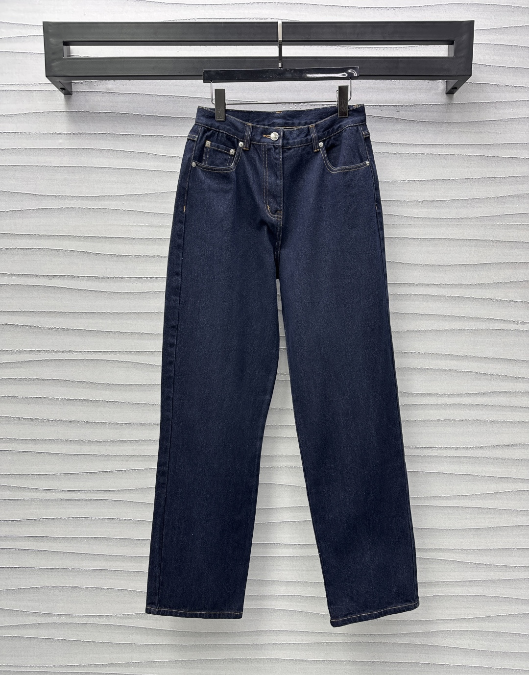 NO:311210,Gucc*2025 new product is available for retro jeans on the shelves. Customized YB imported twill cotton denim material. Clarity, high-end and stylish. Washed and used retro dark blue. Single-side rear pocket rose letter logo embellishment. Demonstrate the brand tone. Combined with the design of the back waist leather logo to add a sense of styling. Developed with the surface accessories. High-waisted straight trousers cut. Can be matched with the same series of jackets. The upper body is simple and fashionable. The details are echoed up and down. The casual and free style of dressing. The set is fashionable and fashionable. High-version, gucci, jackets & coats, alexander wang19860909Gucc*2025新品上架复古牛仔长裤 定制YB进口斜纹全棉牛仔材质 挺括高级有型 水洗做旧复古深蓝色 单侧后口袋玫瑰花字母徽标点缀装饰 彰显品牌调性 配合后腰皮标设计 增添造型层次感 面辅料开发 高腰直筒长裤剪裁 可搭配同系列外套 上身简约时髦 细节徽标上下呼应 呈现随性自由的穿搭风格 成套穿搭时髦洋气  高版本,,gucci,jackets & coats,alexander wang,Women's clothing