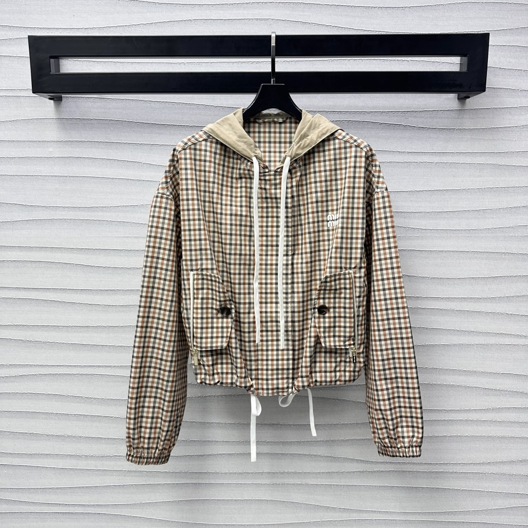 NO:311207,Jacket Skirt* New product on the shelves plaid hooded jacket skirt suit customized YB imported charge nylon material, crisp, comfortable and stylish, jacket hood is treated with contrasting colors, forming a collision contrast with the body plaid, adding layered look, letters on the chest embellishment and decoration, highlighting the brand tone, presenting the Miao Series's unique well-behaved college style, facial accessories development, hooded jacket jacket with skirts in the same series, logo details echo up and down, drawstring elastic and casual adjustment is more inclusive and slimming, easy to highlight the proportion advantages, pure and full marks of complete sets, also very good for separate matching, skirts, jackets & coats, jackets & coats, hats, alexander wang19860909外套 半裙*新品上架格纹连帽外套半裙套装定制YB进口冲锋尼龙材质 挺括舒适有型 外套兜帽饰以撞色处理 与通体格纹形成碰撞对比 增添造型层次感 胸前字母徽标点缀装饰 彰显品牌调性 呈现缪系专属乖巧学院风格 面辅料开发 连帽夹克外套搭配同系列半裙 徽标细节上下呼应 抽绳松紧随意调节更包容显瘦 轻松突出比例优势 成套穿搭清纯满分 分开搭配也很,,skirts,jackets & coats,jackets & coats,hats,alexander wang,Women's clothing