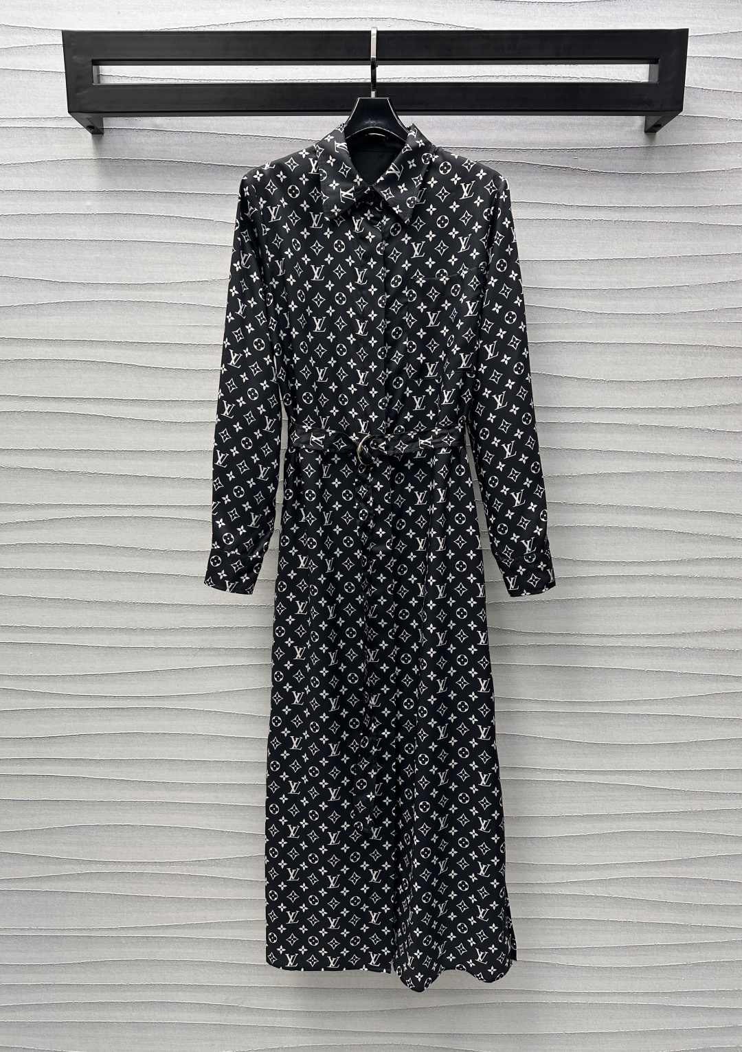 NO:311226,Louis Vuitto*2025 new product is available on the shelves of presbyterian belt shirt skirt custom YB imported twill thick material, smooth luster, full of four-leaf clover elements letter logo pattern, highlighting the brand tone, the front shoulder style is neat and stylish, modifying the body lines, the waist is thin belt adjustment, adding layered look, presenting elegant atmosphere and strong aura, surface auxiliary materials development, long shirt dress tailoring, versatile items can easily wear fashionable and fashionable, series development, high-end version,,louis vuitton, skirts, shirts, alexander wang19860909Louis Vuitto*2025新品上架老花腰带衬衫裙定制YB进口斜纹稠材质 光泽垂顺 通体满铺四叶草元素字母徽标图案 彰显品牌调性 正肩版型利落有型 修饰身材线条 腰间本布细带调节 增添造型层次感 呈现优雅气息和强大气场 面辅料开发 长款衬衣裙剪裁 百搭单品轻松穿出时髦洋气感 系列开发  高版本,,louis vuitton,skirts,shirts,alexander wang,Women's clothing