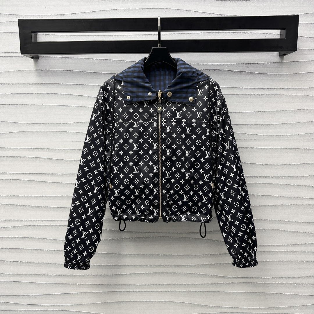 NO:311216,Louis Vuitto*2025 new product launches hooded double-sided jacket custom YB imported charge nylon material, crisp and stylish, one side is covered with four-leaf clover elements, letters and logo pattern, highlighting the brand tone, one side is full of blue chessboard plaid texture, adding layered texture, hem drawstring tightening and leather zipper adjustment, handsome trend, hat zipper design, you can switch out the style at will, face accessories, charge jacket tailoring, outdoor travel, versatile items can easily wear fashionable and fashionable, series development, high-end version,,louis vuitton, jackets & coats, jackets & coats,hats,alexander wang19860909Louis Vuitto*2025新品上架连帽双面夹克外套定制YB进口冲锋尼龙材质 挺括有型 一面满铺四叶草元素字母徽标图案 彰显品牌调性 一面满印蓝色棋盘格纹肌理 增添造型层次感 下摆抽绳收紧处理配合皮革拉链调节 帅气潮流 帽子拉链设计 可随意切换穿搭风格 面辅料开发 冲锋夹克外套剪裁 户外旅行首选 百搭单品轻松穿出时髦洋气感 系列开发    高版本,,louis vuitton,jackets & coats,jackets & coats,hats,alexander wang,Women's clothing