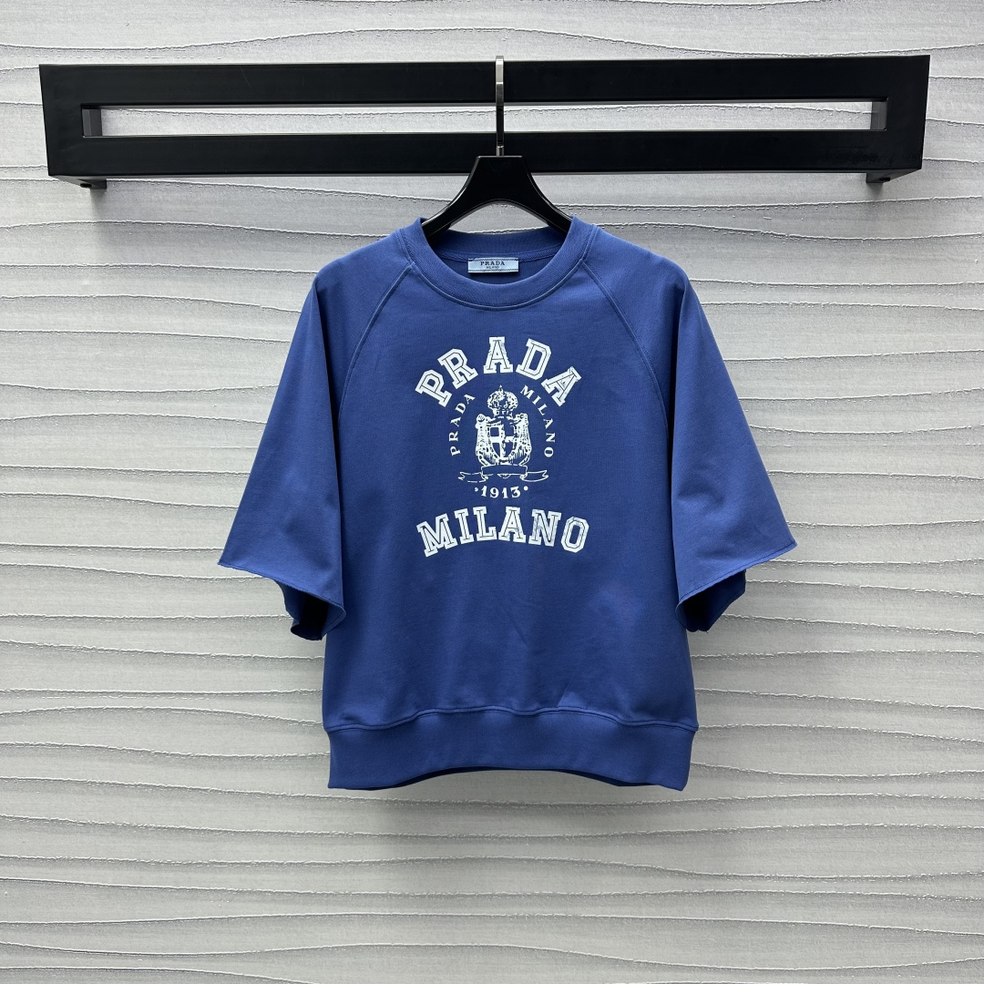 NO:311252,Prad*2025 new product launches logo letter short-sleeved sweatshirt custom YB imported native cotton material soft and skin-friendly, not easy to deform and pill after washing for a long time, the chest is decorated with arched letter shield logo patterns to highlight the brand tone. The regular version is matched with rags and line processing to add a sense of styling and reflect the vitality. The surface auxiliary material development Round neck short-sleeved sweatshirt tailoring, the upper body is fashionable and casual. The daily casual outfit is relaxed and fashionable. High-end version, prada, hoodie, sweatshirts, skirts, T-shirts, alexander wang19860909Prad*2025新品上架徽标字母短袖卫衣定制YB进口原生全棉材质 柔软亲肤 久洗不易变形起球 胸前饰以拱形字母盾牌徽标图案点缀装饰 彰显品牌调性 常规版型配合插肩走线处理 增添造型层次感 体现活力气息 面辅料开发 圆领短袖卫衣剪裁 上身时髦休闲 随意搭配裙装裤装都日常休闲穿搭松弛洋气  高版本,,prada,hoodie,sweatshirts,skirts,T-shirt,alexander wang,Women's clothing