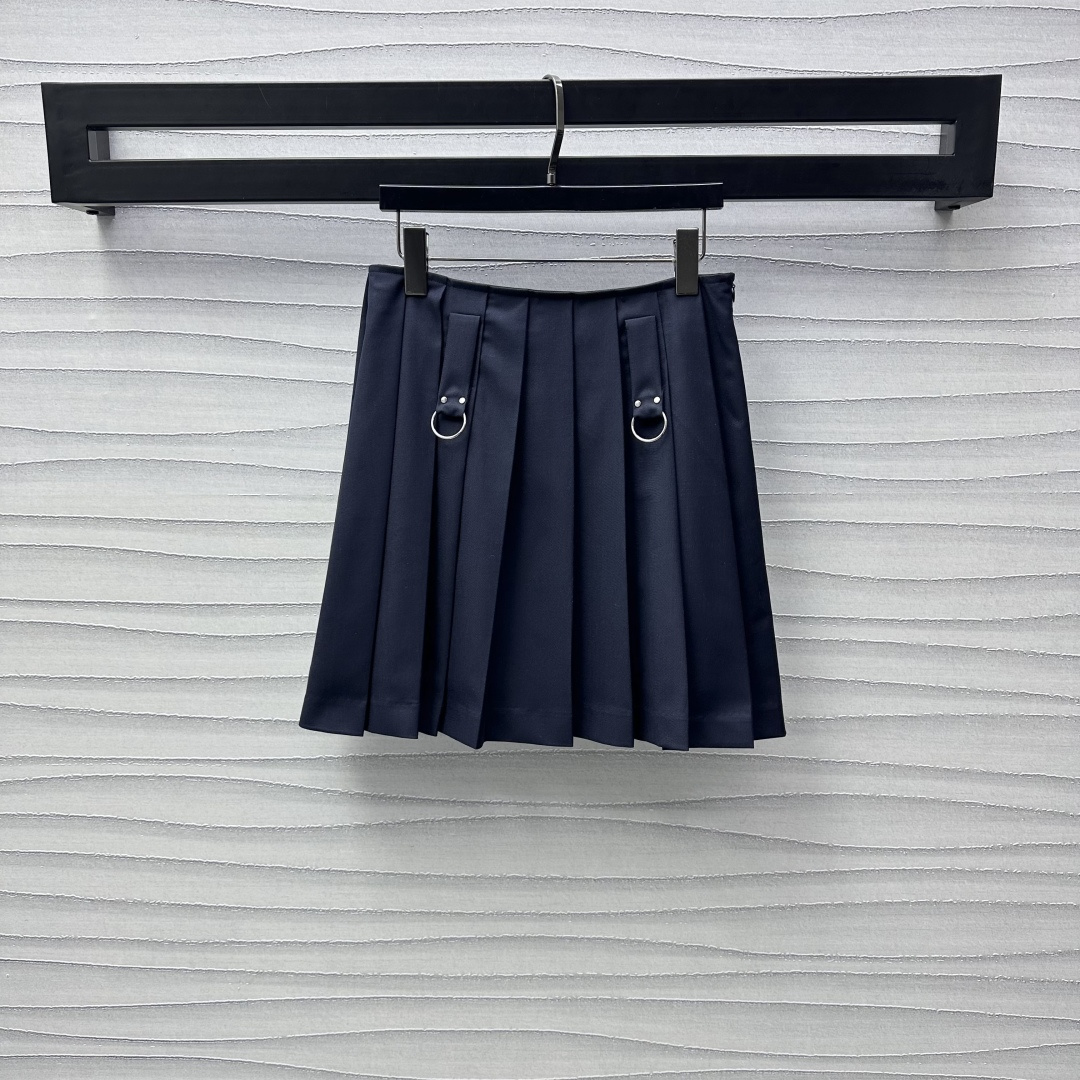 NO:311240,Prad*2025 new product is available on the shelves of high-waist round buckle pleated skirt custom YB imported material with high texture, draped luster, waist and abdomen close-fitting pleated pleated skirt highlights the advantages of slimming waist, double-sided decorative ring buckle embellishment, add to the sense of styling, pleated design shows a fashionable and fashionable feeling, Medium length, inclusive leg shape, surface auxiliary material development, high-waist pleated skirt style cut, slim and versatile fashionable items, freely match, high-version, prada, skirts, alexander wang19860909Prad*2025新品上架高腰圆扣百褶裙定制YB进口材质 质感上乘 垂感光泽 腰腹贴身压褶突出纤腰优势 双侧装饰圆环吊扣点缀装饰 增添造型层次感 百褶设计展现潮流时尚感 居中长度 包容腿型 面辅料开发 高腰百褶半裙版型剪裁 显瘦百搭时髦单品 随意搭配驾驭 高版本,,prada,skirts,alexander wang,Women's clothing