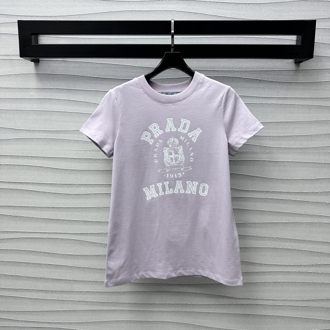 NO:311246,Prad*2025 new product is available on the shelves of the logo letters, round neck custom YB imported native cotton material, soft and skin-friendly, not easy to deform and pill after washing for a long time, the chest is decorated with arched letters, shield logo patterns, highlighting the brand tone, shoulder slim fit design, adds a sense of styling, reflecting the vitality, surface auxiliary materials development, round neck short-sleeved T-shirt tailoring, the upper body is brilliant and fashionable, high version 7,,prada,T-shirt,tees,t-shirt,alexander wang19860909Prad*2025新品上架徽标字母圆领定制YB进口原生全棉材质 柔软亲肤 久洗不易变形起球 胸前饰以拱形字母盾牌徽标图案点缀装饰 彰显品牌调性 正肩修身版型设计 增添造型层次感 体现活力气息 面辅料开发 圆领短袖T恤剪裁 上身出彩时髦 高版本 7,,prada,T-shirt,tees，t-shirt,alexander wang,Women's clothing