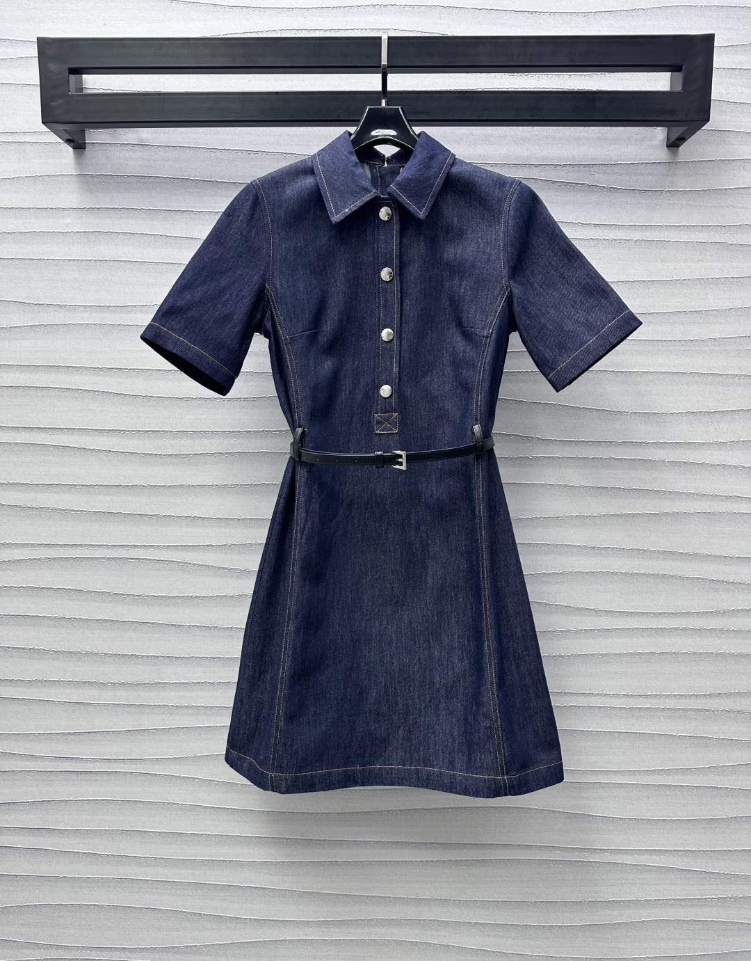NO:311229,Gucc*2025 new product belt denim dress with custom-made YB imported twill cotton denim material Enzyme washing presents retro tannin denim blue texture is crisp and stylish Lapel long sleeves with half-opening exquisite lettering and button adjustment demonstrates the brand tone The whole body contour embellishes the details quality The waist is decorated with a thin leather belt to outline the waist shape to add a sense of styling. The half-zipper design behind the back is easy to put on and take off, and the overall light is more low-key and high-end. The slim fit style shows a casual style. The development of surface accessories. Lapel short-sleeved dress tailoring. Daily commuting or easy partying are all your ideal dress choices. High-end version, gucci, skirts, T-shirt, alexander wang19860909Gucc*2025新品上架腰带牛仔连衣裙 定制YB进口斜纹棉牛仔材质 酵素水洗 呈现复古单宁牛仔蓝 质感挺括有型 翻领长袖搭配半开襟精致刻字按扣调节处理 彰显品牌调性 通体轮廓线点缀细节品质 腰间饰以皮革细腰带 勾勒腰型 增添造型层次感 背后半拉链设计 方便穿脱 点亮整体更显低调高级 修身版型尽显休闲范儿 面辅料开发 翻领短袖连衣裙剪裁 日常通勤还是轻松聚会 都是你的理想穿搭选择  高版本,,gucci,skirts,T-shirt,alexander wang,Women's clothing