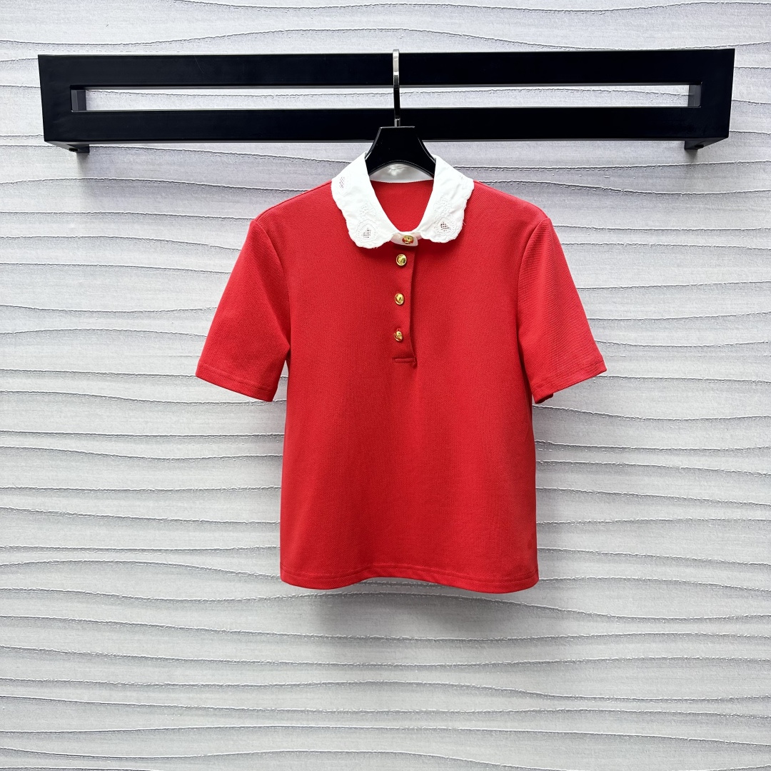 NO:311230,Valentin*2025 new product lace lapel short-sleeved tops are customized with YB imported native red cotton material, self-mesh texture, breathable and comfortable, the neckline is decorated with lace lapel details, adds layering of the shape, and the overall look is more obedient and sweet. The front closure is treated with half-paced V-label gold button embellishment design to highlight the brand tone, facial auxiliary materials development, lace lapel top cut, versatile and not picky about age, and match skirts and pants at will to create a fashionable and retro style. High-version 2 colors, valentino, skirts, T-shirts, alexander wang19860909Valentin*2025新品上架花边翻领短袖上衣定制YB进口原生朱地全棉材质 自网孔肌理 透气舒适 领口饰以蕾丝花边翻领细节 增添造型层次感 整体更显乖巧甜美 前襟沿用半开襟处理 印刻V标金扣点缀设计 彰显品牌调性 面辅料开发 花边翻领上衣剪裁 百搭不挑年龄肤色 随意搭配裙装裤装 穿搭出时髦复古风格 高版本2色,,valentino,skirts,T-shirt,alexander wang,Women's clothing