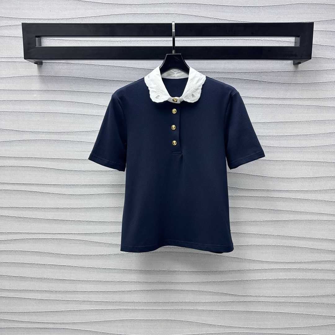 NO:311236,Valentin*2025 new product lace lapel short-sleeved tops are customized with YB imported native red cotton material, self-mesh texture, breathable and comfortable, the neckline is decorated with lace lapel details, adds layering of the shape, and the overall look is more obedient and sweet. The front closure is treated with half-paced V-label gold button embellishment design to highlight the brand tone, facial auxiliary materials development, lace lapel top cut, versatile and not picky about age, and match skirts and pants at will to create a fashionable and retro style. High-version 2 colors, valentino, skirts, T-shirts, alexander wang19860909Valentin*2025新品上架花边翻领短袖上衣定制YB进口原生朱地全棉材质 自网孔肌理 透气舒适 领口饰以蕾丝花边翻领细节 增添造型层次感 整体更显乖巧甜美 前襟沿用半开襟处理 印刻V标金扣点缀设计 彰显品牌调性 面辅料开发 花边翻领上衣剪裁 百搭不挑年龄肤色 随意搭配裙装裤装 穿搭出时髦复古风格 高版本2色,,valentino,skirts,T-shirt,alexander wang,Women's clothing