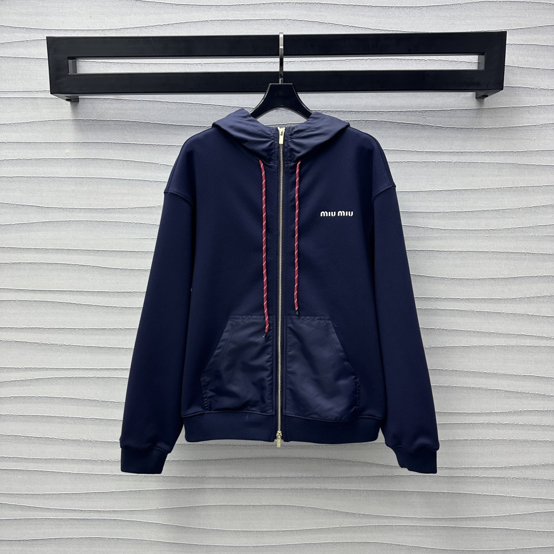 NO:311235,Miumi*2025 new product is on the shelves of spliced ​​hooded jacket customized YB imported native cotton nylon material, crisp, comfortable and stylish, two-way lettering zipper adjustment slit, embellished with letter logo on the chest, highlighting the brand tone, Hood pocket nylon fabric splicing treatment, matched with twisted drawstring design, add to the styling layering, facial auxiliary material development, hooded loose jacket cut, integrated lazy and fashionable, casually matched and fashionable, versatile and trendy, high-end version,,miumiu, jackets & coats,hats,alexander wang19860909Miumi*2025新品上架拼接连帽外套定制YB进口原生全棉尼龙材质 挺括舒适有型 双向刻字拉链调节开衩 饰以胸前字母徽标点缀装饰 彰显品牌调性 兜帽口袋尼龙面料拼接处理 配合绞色抽绳设计 增添造型层次感 面辅料开发 连帽宽松外套剪裁 集慵懒时髦一体 随意外搭出彩时髦 百搭潮流实穿   高版本,,miumiu,jackets & coats,hats,alexander wang,Women's clothing