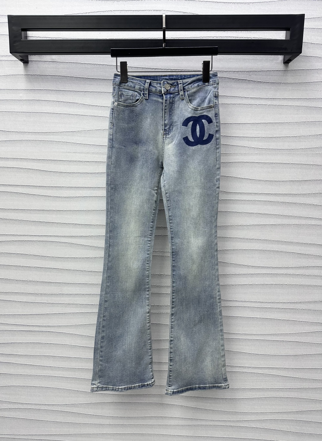 NO:311234,Chane*2025 new product is available for printing logo jeans customized YB imported twill cotton denim material, soft and comfortable, elastic and slim, enzyme washing process, the whole body presents a natural and uniform color, high waist buckle double-insert pocket style design, adds a sense of styling, double C letter printed pattern in the pocket, echoing the back hip pocket, highlights the brand tone, surface auxiliary material development, high waist straight trousers cut, more simple and atmospheric, easy to reduce age, the style is inclusive and modifying the legs while elongating the proportion, and wears a full high street casual style High version 36 38 40 7,,chanel,jeans,alexander wang19860909Chane*2025新品上架印花徽标牛仔裤定制YB进口斜纹棉牛仔材质 柔软舒适 弹力修身 酵素水洗工艺处理 通体呈现出自然均匀擦色 高腰系扣双插兜版型设计 增添造型层次感 口袋处饰以双C字母印花图案 呼应后臀口袋 彰显品牌调性 面辅料开发 高腰直筒长裤剪裁 更显简约大气 轻松减龄 版型包容修饰腿型的同时拉长比例 穿出满满的高街休闲风  高版本36 38 40 7,,chanel,jeans,alexander wang,Women's clothing