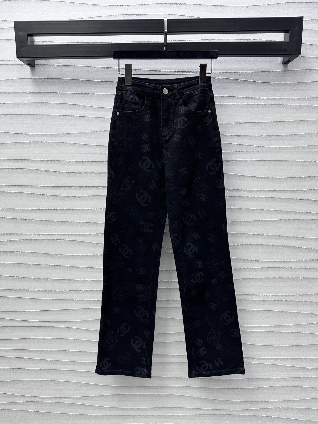 NO:311228,Chane*2025 new product is on the shelves of the logo full of printed denim twill jeans custom YB imported twill cotton denim material breathable and soft skin-friendly. High-waist buckle symmetrical pocket style design to add layered shapes. Laser double C letter printing pattern embellishment to highlight the brand tone. The back waist leather mark echoes the details. Increase the layered shapes. Facial auxiliary materials development. High-waist straight trousers cut. High-waisted straight trousers are cut to highlight casual temperament. Easy to wear and good proportions. Fashionable and fashionable. High-version 36 38 40,,chanel,alexander wang19860909Chane*2025新品上架满印徽标牛仔长裤定制YB进口斜纹棉牛仔材质 透气柔软亲肤 高腰系扣对称口袋版型设计 增添造型层次感 通体点缀激光双C字母印花图案点缀 彰显品牌调性 后腰皮标呼应细节 增加造型层次感 面辅料开发 高腰直筒长裤剪裁 突出休闲气质 轻松穿出好比例 时髦洋气 高版本36 38 40,,chanel,alexander wang,Women's clothing