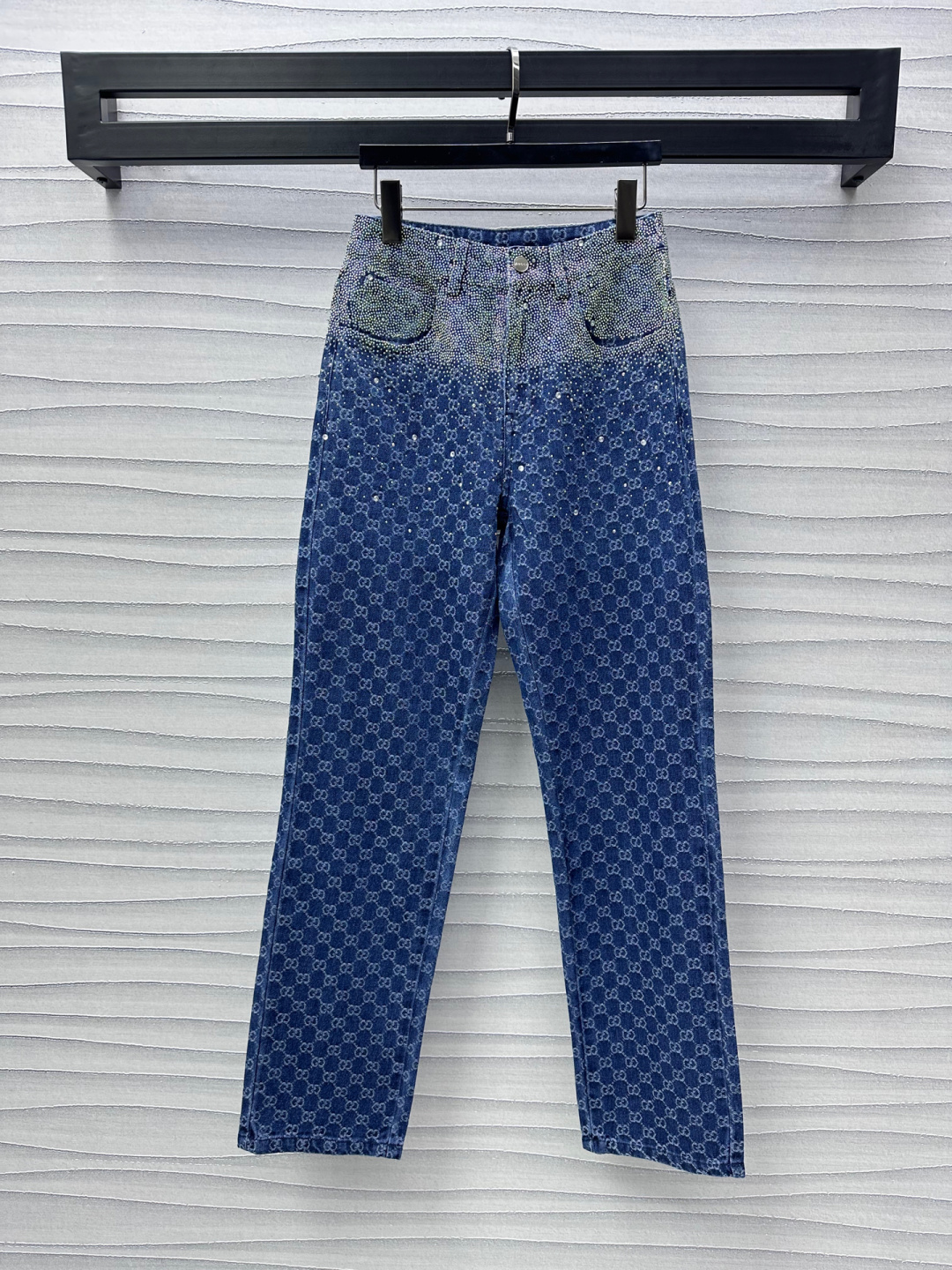 NO:311739,Gucc*2025 new product launches on the shelves of hot diamond jacquard denim trousers customized YB imported jacquard denim material, high-quality texture, high-waist buckle symmetrical pocket style, slim and long legs, large body full of double G jacquard pattern elements, highlight the brand tone, the waist and hips are embellished with heavy industry hot diamond design, add layered styling, flashing from close to distance, flashing gradient luster, rich visual effects, create a brand-exclusive sweet and cool style, surface auxiliary materials development, straight trousers tailored, can be matched with top items in the same series, complete sets of high-end and fashionable, series development, high-end version,, gucci, alexander wang19860909Gucc*2025新品上架烫钻提花牛仔长裤定制YB进口提花牛仔材质 质感高级有型 高腰系扣对称口袋版型 穿搭显瘦显腿长 大身满印双G提花图案元素 彰显品牌调性 腰胯处均点缀重工烫钻设计 增添造型层次感 近看闪耀远看闪现渐变光泽 丰富视觉效果 打造品牌专属甜酷风 面辅料开发 直筒长裤剪裁 可搭配同系列上装单品 成套穿搭高级时髦 系列开发  高版本,,gucci,alexander wang,Women's clothing