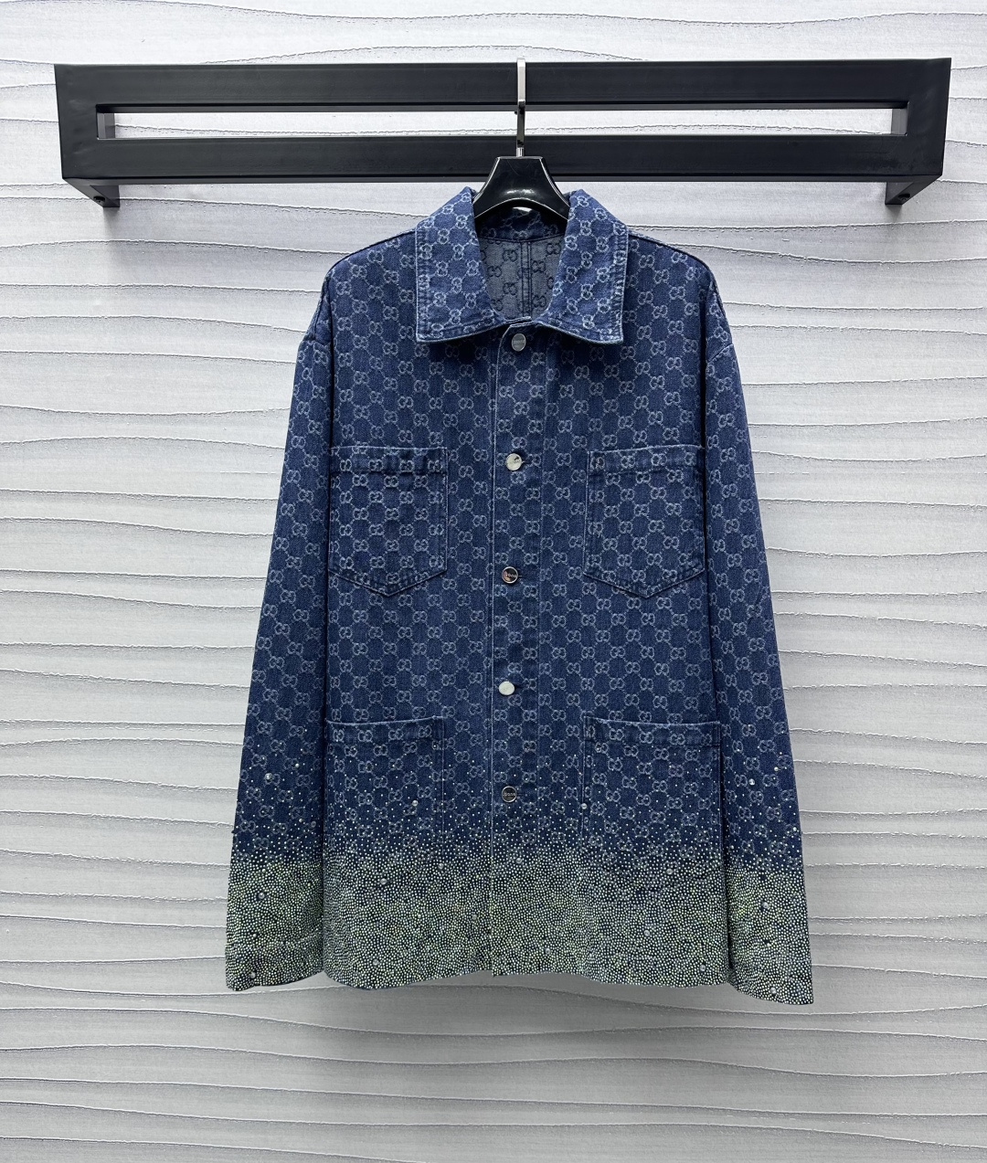 NO:311751,Gucc*2025 new product launches on the shelves of the diamond jacquard denim jacket custom YB imported jacquard denim material, high-quality texture, medium-length lapel silhouette style, slim and inclusive outfit, large body full of double G jacquard pattern elements, highlight the brand tone, the hem cuffs are all embellished with heavy industry diamond design, adding layered styling, flashing from close to distance, flashing gradient luster, rich visual effects, creating a brand-exclusive sweet style, surface auxiliary materials development, lapel placket button jacket tailoring, can be matched with the same series of bottom items, complete sets of high-end and fashionable series development, high-end version, gucci, jackets & coats, alexander wang19860909Gucc*2025新品上架烫钻提花牛仔外套定制YB进口提花牛仔材质 质感高级有型 翻领中长款廓形版型 穿搭显瘦包容 大身满印双G提花图案元素 彰显品牌调性 衣摆袖口均点缀重工烫钻设计 增添造型层次感 近看闪耀远看闪现渐变光泽 丰富视觉效果 打造品牌专属甜酷风 面辅料开发 翻领襟扣外套剪裁 可搭配同系列下装单品 成套穿搭高级时髦 系列开发  高版本,,gucci,jackets & coats,alexander wang,Women's clothing