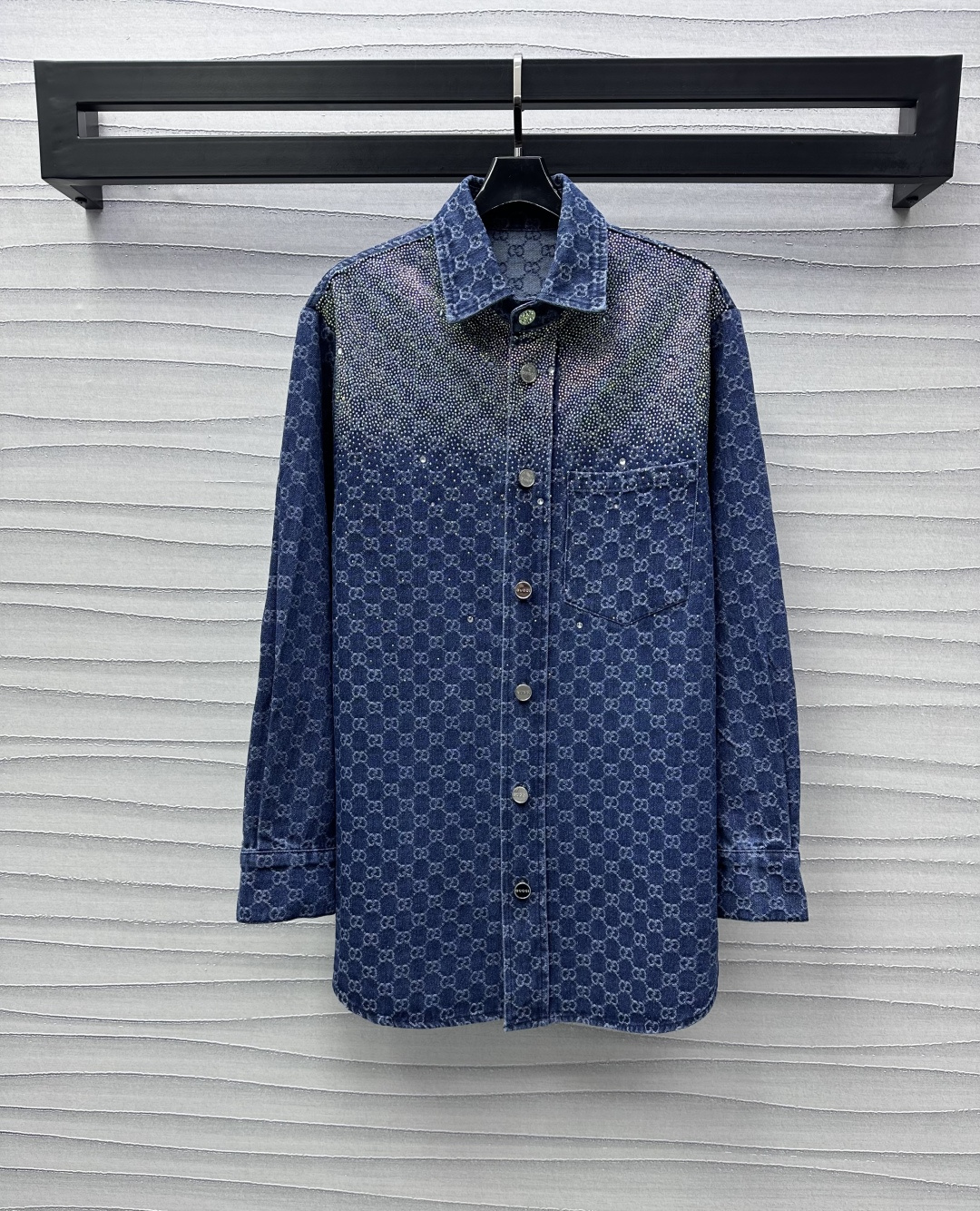 NO:311742,Gucc*2025 new product launches on the shelves of hot diamond jacquard denim shirts custom YB imported jacquard denim material, high-quality texture, medium-length lapel silhouette style, slim and inclusive outfit, large body full of double G jacquard pattern elements, highlight the brand tone, the upper body of the shoulders are embellished with heavy industry hot diamond design, add layered styling, and flashes gradient luster when viewed from a distance, rich visual effects, create a brand-exclusive sweet and cool style, surface auxiliary materials development, lapel shirt jacket tailoring, can be matched with the same series of bottom items, complete sets of high-end and fashionable series development, high-end version,, gucci, jackets & coats,shirts,alexander wang19860909Gucc*2025新品上架烫钻提花牛仔衬衣定制YB进口提花牛仔材质 质感高级有型 翻领中长款廓形版型 穿搭显瘦包容 大身满印双G提花图案元素 彰显品牌调性 肩膀上半身均点缀重工烫钻设计 增添造型层次感 近看闪耀远看闪现渐变光泽 丰富视觉效果 打造品牌专属甜酷风 面辅料开发 翻领衬衫外套剪裁 可搭配同系列下装单品 成套穿搭高级时髦 系列开发  高版本,,gucci,jackets & coats,shirts,alexander wang,Women's clothing