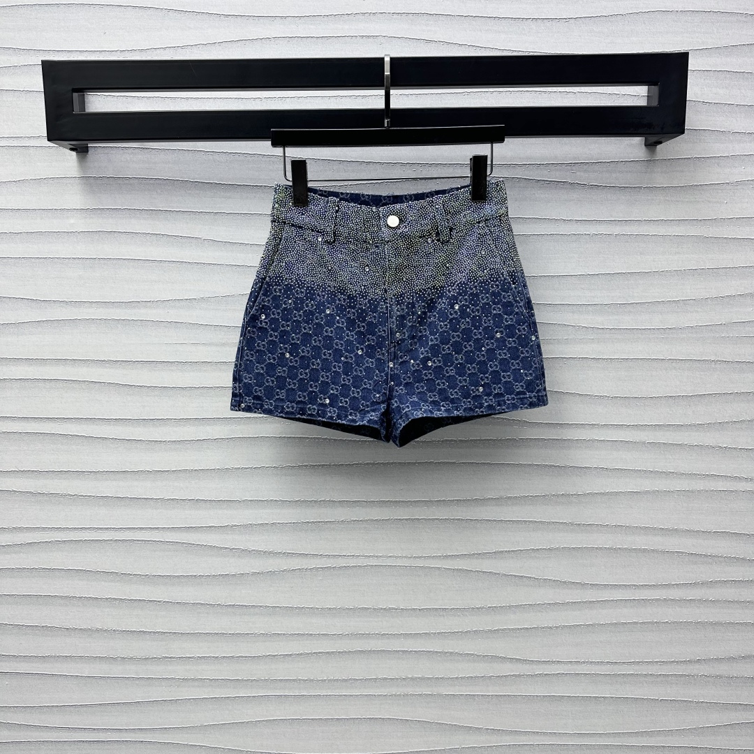 NO:311748,Gucc*2025 new product launches on the shelves of hot diamond jacquard denim shorts custom YB imported jacquard denim material, high-quality texture, high-waist micro A-style, slim and long legs, large body full of double G jacquard pattern elements, highlight the brand tone, the waist and hips are embellished with heavy industry hot diamond design, add layered styling, and flashes gradient luster when viewed close, rich visual effects, create a brand-exclusive sweet and cool style, surface auxiliary materials development, high-waist hip shorts cut, can be matched with top items in the same series, complete sets of high-end and fashionable, series development, high-end version, gucci, shorts, alexander wang19860909Gucc*2025新品上架烫钻提花牛仔短裤定制YB进口提花牛仔材质 质感高级有型 高腰微A版型 穿搭显瘦显腿长 大身满印双G提花图案元素 彰显品牌调性 腰胯处均点缀重工烫钻设计 增添造型层次感 近看闪耀远看闪现渐变光泽 丰富视觉效果 打造品牌专属甜酷风 面辅料开发 高腰包臀短裤剪裁 可搭配同系列上装单品 成套穿搭高级时髦 系列开发  高版本,,gucci,shorts,alexander wang,Women's clothing
