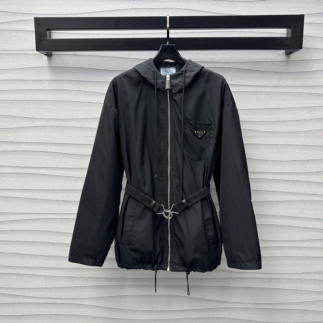 NO:311759,Prad*2025 new product is available for the shelves of belt hooded jacket custom YB imported nylon material, comfortable, breathable and stylish, chest pockets with letter triangular markings embellishment, highlight the brand tone, drawstring adjustment belt is integrated and bridging, wrapping is stronger and more flexible, showing casual and fashionable style, surface auxiliary materials development, hooded drawstring zipper jacket tailoring, daily leisure and outdoor sports can show fashion charm, high-end version,,prada, jackets & coats, jackets & coats,hats,alexander wang19860909Prad*2025新品上架腰带连帽夹克外套定制YB进口尼龙材质 舒适透气有型 胸前口袋搭配字母三角标点缀装饰 彰显品牌调性 抽绳调节腰带融入加持 包裹性更强更灵便 尽显休闲时髦格调 面辅料开发 连帽抽绳拉链外套剪裁 日常休闲还是户外运动都能展现时尚魅力 高版本,,prada,jackets & coats,jackets & coats,hats,alexander wang,Women's clothing