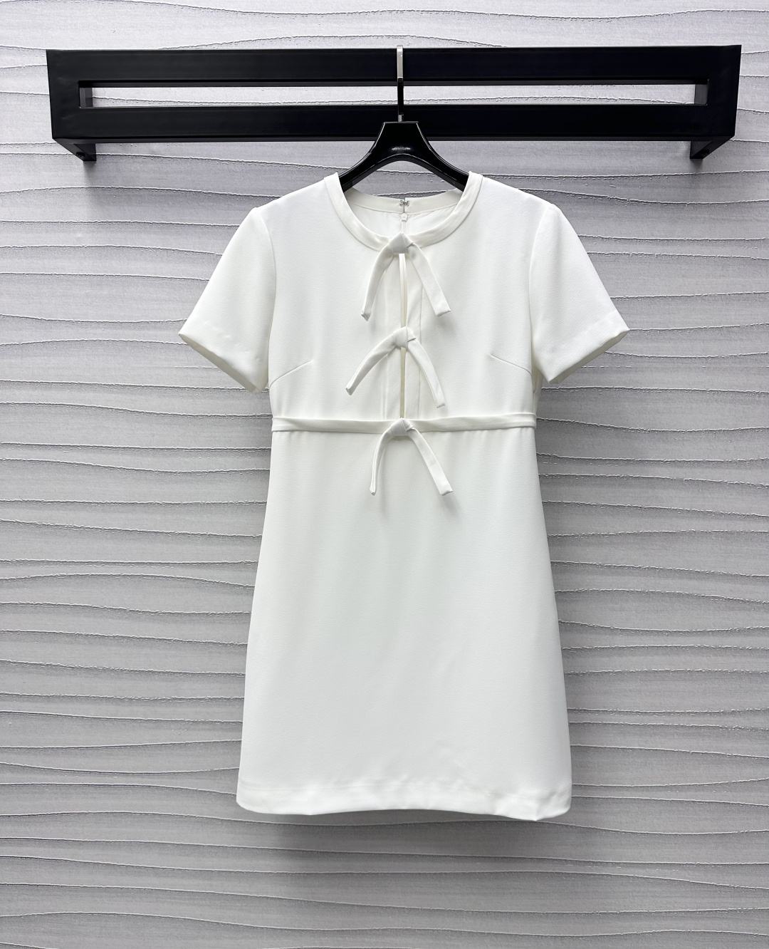 NO:311767,Valentin*2025 new product is on the shelves of hollow lace-up dress customized YB imported acetic acid material. High-quality texture, comfortable and delicate. The front closure is decorated with a lace-up half-clad design to highlight the brand tone. The waist is tied out the curve to add layering to the shape. The back zipper is slit for easy putting on and off. Regular straight-tube style. The upper body is elegant and retro. The surface and auxiliary materials are developed for short-sleeved dress tailoring. The must-have outfits for daily commuting and dates. High-version 2 colors, valentino, skirts, T-shirt, alexander wang19860909Valentin*2025新品上架镂空系带连衣裙定制YB进口醋酸材质 质感高级 舒适细腻 前襟饰以系带半开襟设计 彰显品牌调性 腰间捆边勾勒曲线 增添造型层次感 后背拉链开叉调节便于穿脱 常规直筒版型 上身优雅复古 面辅料开发短袖连衣裙剪裁 日常通勤约会必备穿搭  高版本2色,,valentino,skirts,T-shirt,alexander wang,Women's clothing