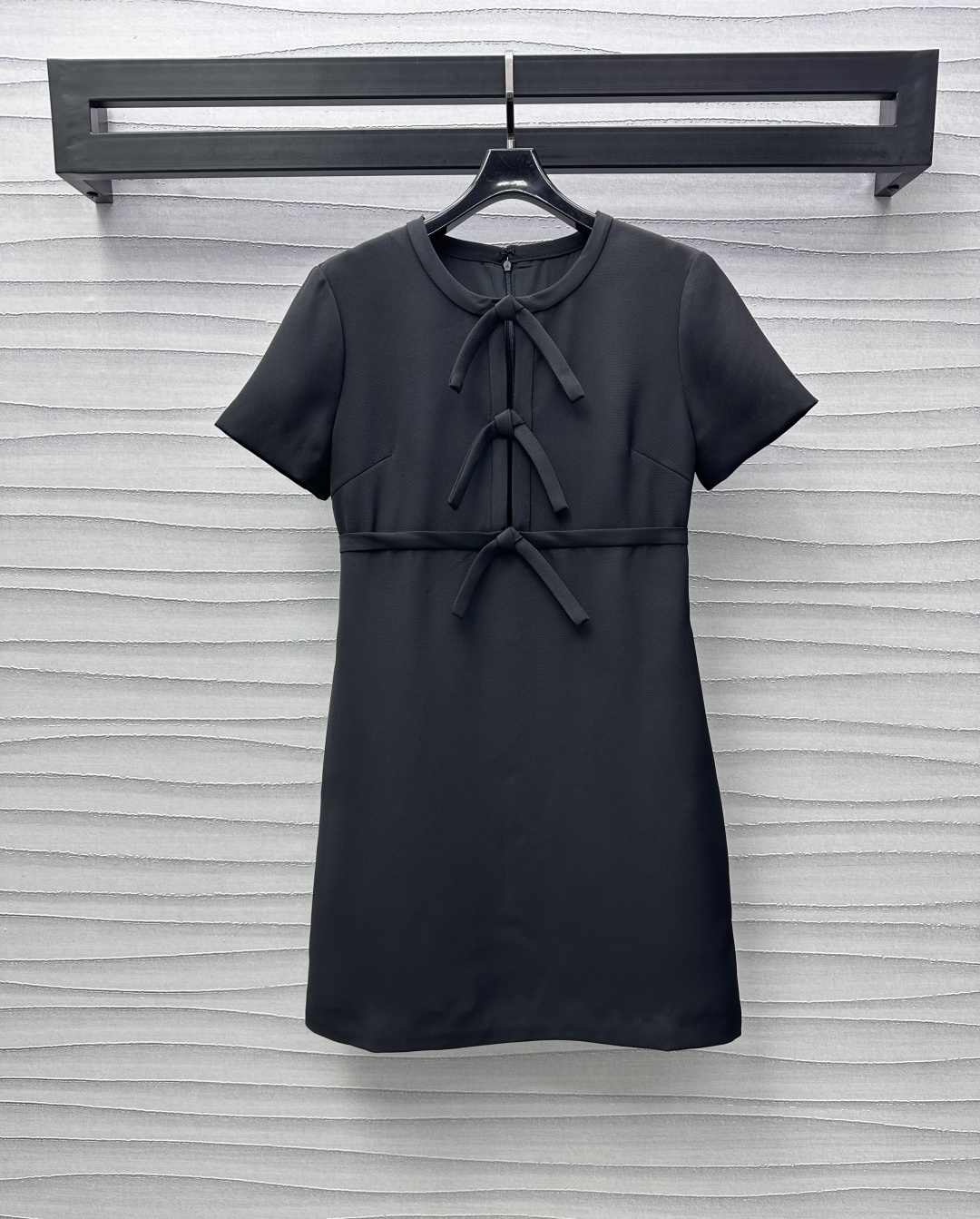 NO:311771,Valentin*2025 new product is on the shelves of hollow lace-up dress customized YB imported acetic acid material. High-quality texture, comfortable and delicate. The front closure is decorated with a lace-up half-clad design to highlight the brand tone. The waist is tied out the curve to add layering to the shape. The back zipper is slit for easy putting on and off. Regular straight-tube style. The upper body is elegant and retro. The surface and auxiliary materials are developed for short-sleeved dress tailoring. The must-have outfits for daily commuting and dates. High-version 2 colors, valentino, skirts, T-shirt, alexander wang19860909Valentin*2025新品上架镂空系带连衣裙定制YB进口醋酸材质 质感高级 舒适细腻 前襟饰以系带半开襟设计 彰显品牌调性 腰间捆边勾勒曲线 增添造型层次感 后背拉链开叉调节便于穿脱 常规直筒版型 上身优雅复古 面辅料开发短袖连衣裙剪裁 日常通勤约会必备穿搭  高版本2色,,valentino,skirts,T-shirt,alexander wang,Women's clothing