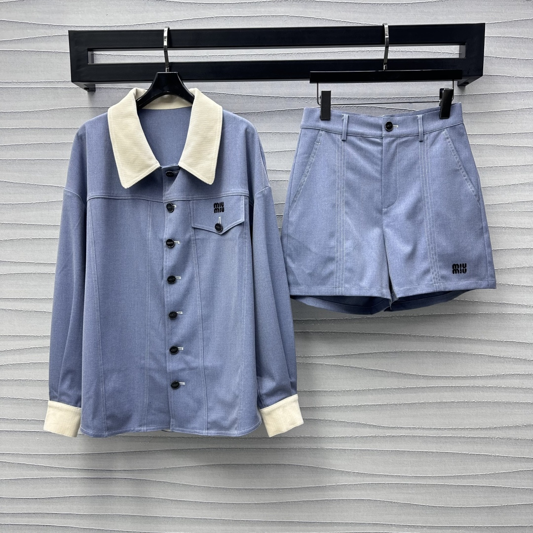 NO:311763,Miumi*2025 new product launches velvet collar shirt shorts set customized YB imported cotton material soft, comfortable and breathable, refreshing sky blue tone to reduce age and youth, iconic letter logo embellishment decoration on chest flip pocket, highlighting the brand tone, using corduroy neckline cuff splicing contrast design to add layering of styling, retro and fashionable, surface accessories development, lapel long-sleeved shirt with high-waist shorts in the same series, the logo echoes up and down, the set is sweet and elegant, the college style is full, daily commuting and dates are all high-end,,miumiu, shorts,alexander wang19860909Miumi*2025新品上架丝绒领衬衣短裤套装定制YB进口人棉材质 柔软舒适透气 清爽天蓝色调减龄青春 胸前翻盖口袋标志性字母徽标点缀装饰 彰显品牌调性 沿用灯芯绒领口袖口拼接撞色设计 增添造型层次感 复古时髦 面辅料开发 翻领长袖衬衣搭配同系列高腰短裤 徽标上下呼应 成套穿搭甜美又不失优雅气质 学院风格拉满 日常通勤约会都  高版本,,miumiu,shorts,alexander wang,Women's clothing
