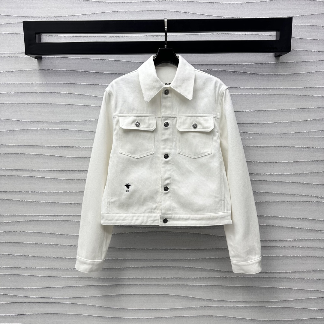 NO:311760,Dio*2025 new product is on the shelves of gold-burned snake-shaped denim jackets customized YB imported twill cotton denim material. Multiple washes present a crisp texture. The flip pockets are matched with basic contours and look high-end. Add a sense of styling. The embroidered CD bee logo embellishment to highlight the brand tone. The back is hidden mystery. The scattered pattern is decorated with galaxies and snake elements. Complex visual effects. Create a talotle psychedelic style. Full of personality and creativity. The development of pasta accessories. Regularly stylisted jackets. Clothing and fashionable. The indispensable jacket items in early spring. High-version 7,,dior,jackets & coats,jackets & coats,alexander wang19860909Dio*2025新品上架烫金蛇形牛仔外套定制YB进口斜纹棉牛仔材质 多重水洗 呈现出挺括质感 翻盖口袋搭配基础轮廓线耐看高级 增添造型层次感 腰间刺绣CD蜜蜂徽标点缀 彰显品牌调性 后背暗藏玄机 散射状图案之上装饰星系和蛇形元素 纷繁复杂的视觉效果 打造塔罗迷幻风格 充满个性和创意 面辅料开发 常规修型夹克外套剪裁 随意外搭出彩时髦 早春不可缺少的外套单品  高版本 7,,dior,jackets & coats,jackets & coats,alexander wang,Women's clothing