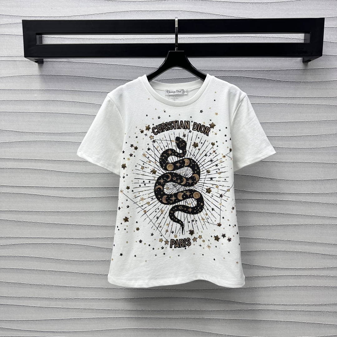 NO:311756,Dio*2025 new product is on the shelves of Heavy Industry Beaded Snake Short Sleeve Customized YB Imported Cotton Material Breathable and Comfortable, Full texture, Decorate galaxies and snake elements on top of the scattered pattern on the chest, complex visual effects Create a talisman style full of personality and creativity, CD bee embroidered logo embellishment on the back collar, highlighting the brand tone, surface auxiliary material development, regular round neck short-sleeved T-shirt tailoring, single wear and inner wear is brilliant and fashionable, high-end version,,dior,T-shirt,tees,t-shirt,alexander wang19860909Dio*2025新品上架重工钉珠蛇形短袖定制YB进口全棉材质 透气舒适 质感十足 胸前散射状图案之上装饰星系和蛇形元素 纷繁复杂的视觉效果 打造塔罗迷幻风格 充满个性和创意 后衣领处CD蜜蜂刺绣徽标点缀 彰显品牌调性 面辅料开发 常规圆领短袖T恤剪裁 单穿内搭都出彩时髦 高版本,,dior,T-shirt,tees，t-shirt,alexander wang,Women's clothing