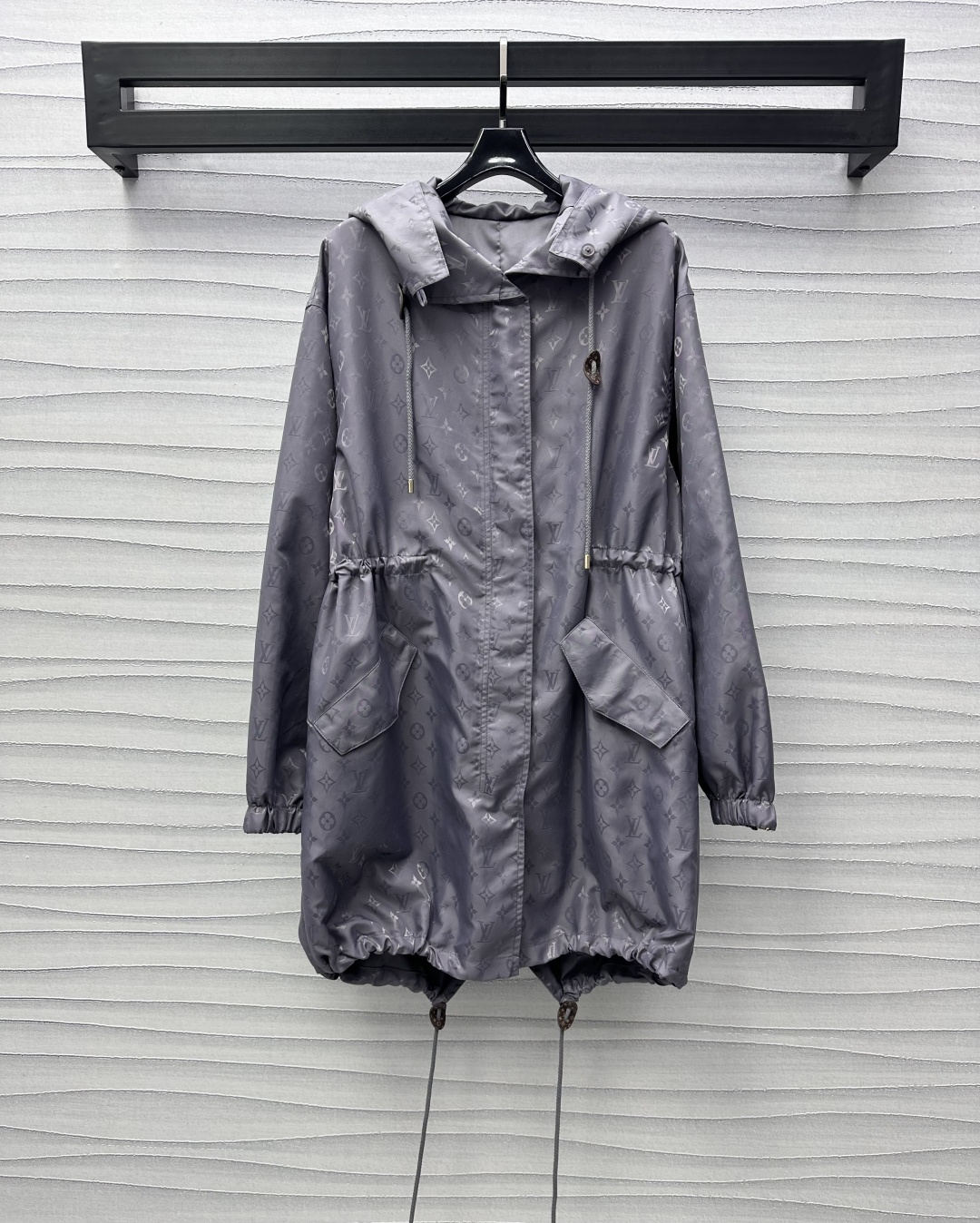 NO:311764,Louis Vuitto* 2025 new product launches jacquard hooded windbreaker jacket. Customized YB imported jacquard charge material. Comfortable and stylish. Full texture. The large body is full of jacquard. The letter logo complements the four-leaf clover elements to highlight the brand tone. The leather logo hides zipper buckle adjustment design. It is elastic and elastic to fit the cuffs. It is lighter and flexible. The waist drawstring tightens the design. Easy outline the waist to get rid of bloat. The windproof and cold resistance are first-class. The fine fabric inside is better breathable. Improve the fashion of outdoor activities. The surface auxiliary material development. Hooded drawstring windbreaker jacket tailoring. It is easy to wear. High-end 2 colors., louis vuitton, jackets & coats,hats,alexander wang.19860909Louis Vuitto*2025新品上架提花连帽风衣外套 定制YB进口提花冲锋材质 舒适有型 质感十足 大身通体以提花满铺作为亮点 字母徽标与四叶草元素相得益彰 彰显品牌调性 皮标隐藏拉链扣调节设计 配合袖口弹性松紧贴合身型 更轻便灵活下摆腰间抽绳收紧设计 轻松勾勒腰身 摆脱臃肿 防风御寒效果一流 内里精细面料透气性更佳 提升户外活动穿搭的时尚度 面辅料开发 连帽抽绳风衣外套剪裁 随意外搭出彩时髦 高版本2色,,louis vuitton,jackets & coats,hats,alexander wang,Women's clothing