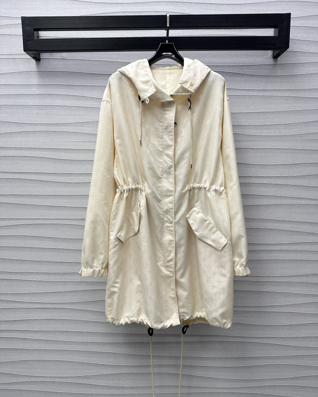 NO:311768,Louis Vuitto* 2025 new product launches jacquard hooded windbreaker jacket. Customized YB imported jacquard charge material. Comfortable and stylish. Full texture. The large body is full of jacquard. The letter logo complements the four-leaf clover elements to highlight the brand tone. The leather logo hides zipper buckle adjustment design. It is elastic and elastic to fit the cuffs. It is lighter and flexible. The waist drawstring tightens the design. Easy outline the waist to get rid of bloat. The windproof and cold resistance are first-class. The fine fabric inside is better breathable. Improve the fashion of outdoor activities. The surface auxiliary material development. Hooded drawstring windbreaker jacket tailoring. It is easy to wear. High-end 2 colors., louis vuitton, jackets & coats,hats,alexander wang.19860909Louis Vuitto*2025新品上架提花连帽风衣外套 定制YB进口提花冲锋材质 舒适有型 质感十足 大身通体以提花满铺作为亮点 字母徽标与四叶草元素相得益彰 彰显品牌调性 皮标隐藏拉链扣调节设计 配合袖口弹性松紧贴合身型 更轻便灵活下摆腰间抽绳收紧设计 轻松勾勒腰身 摆脱臃肿 防风御寒效果一流 内里精细面料透气性更佳 提升户外活动穿搭的时尚度 面辅料开发 连帽抽绳风衣外套剪裁 随意外搭出彩时髦 高版本2色,,louis vuitton,jackets & coats,hats,alexander wang,Women's clothing