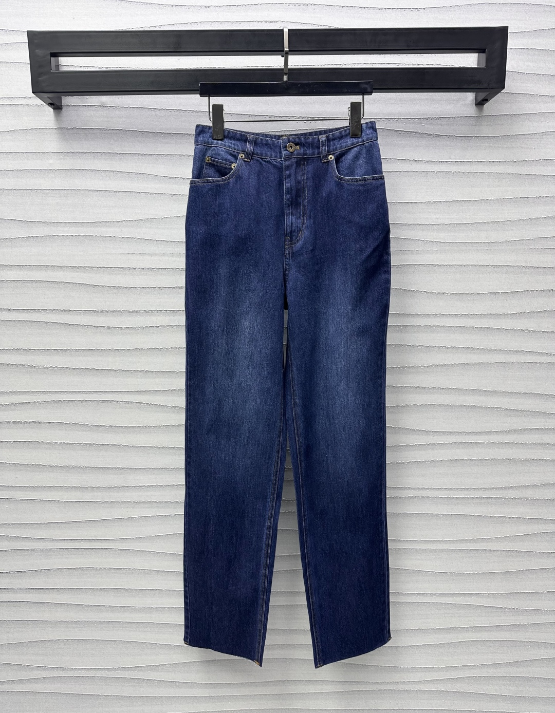 NO:312755,Miumi*2025 new product launches logo denim trousers customized YB imported twill cotton denim material, crisp, comfortable and stylish, multi-enzyme washing technology, presents retro denim blue, iconic leather letter logo embellishment in the back hip pocket, highlights the brand tone, single lettering button adjustment design, adds layering, high-waist buckle double-insert pocket style, neat and slim upper body, surface auxiliary material development, high-waist straight trousers tailored, can be matched with jackets in the same series, details echo up and down, showing high-end fashionable, simple and not picky about figure, enduring style, sweet style, essential outfits for daily casual, high-end version 7,,miumiu, jackets & coats, jackets & coats, alexander wang19860909Miumi*2025新品上架徽标牛仔长裤定制YB进口斜纹棉牛仔材质 挺括舒适有型 多重酵素水洗工艺 呈现复古牛仔蓝 后臀口袋标志性皮革字母徽标点缀 彰显品牌调性 单颗刻字纽扣调节设计 增添造型层次感 高腰系扣双插兜版型 上身利落显瘦 面辅料开发 高腰直筒长裤剪裁 可搭配同系列夹克外套 细节上下呼应 尽显高级时髦感 简约不挑身材 经久不衰的款式 尽显甜美风格 日常休闲必备穿搭  高版本 7,,miumiu,jackets & coats,jackets & coats,alexander wang,Women's clothing