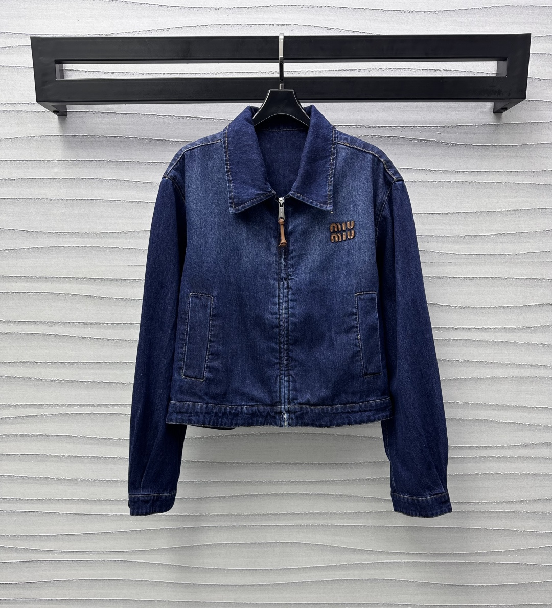 NO:312757,Miumi*2025 new product launches logo lapel denim jacket custom YB imported twill cotton denim material, crisp, comfortable and stylish, multi-enzyme washing technology, presenting retro denim blue, iconic leather letter logo embellishment on the chest, highlighting the brand tone, leather rope lettering zipper plaid adjustment design, add layering, loose, slightly round, blunt and casual silhouette, neat and slim upper body, surface auxiliary material development, lapel zipper jacket tailoring, can be matched with straight trousers in the same series, details echo up and down, showing high-end fashionable, simple and not picky about the figure, enduring style, sweet style, essential outfits for daily casual, high-end,,miumiu, jackets & coats,alexander wang19860909Miumi*2025新品上架徽标翻领牛仔外套定制YB进口斜纹棉牛仔材质 挺括舒适有型 多重酵素水洗工艺 呈现复古牛仔蓝 胸前标志性皮革字母徽标点缀 彰显品牌调性 皮绳刻字拉链开襟调节设计 增添造型层次感 宽松略显圆钝随意的廓形 上身利落显瘦 面辅料开发 翻领拉链外套剪裁 可搭配同系列直筒长裤 细节上下呼应 尽显高级时髦感 简约不挑身材 经久不衰的款式 尽显甜美风格 日常休闲必备穿搭  高版本,,miumiu,jackets & coats,alexander wang,Women's clothing