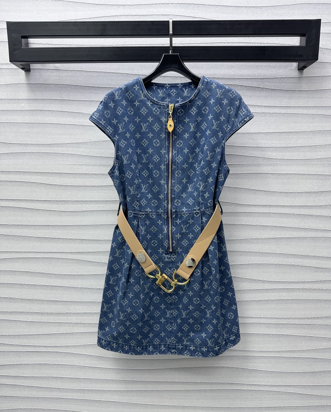 NO:312761,Louis Vuitto*2025 new product is available on the shelves of belt jacquard denim dress custom YB imported twill cotton denim material, crisp, comfortable and stylish, repeated enzyme washing process, presenting natural retro denim blue, zipper half-pallet design, matching the iconic leather label buckle on the chest to add layering, the whole body is iconic four-leaf clover letter jacquard pattern embellishment, highlighting the brand tone, waist leather wide belt blessing, inclusive modification waist shape, surface auxiliary material development, short-sleeved dress tailoring, fashionable and fashionable, series development, worry-free dress, high-end version,,louis vuitton, skirts, T-shirt, alexander wang19860909Louis Vuitto*2025新品上架腰带提花牛仔连衣裙定制YB进口斜纹棉牛仔材质 挺括舒适有型 反复酵素水洗工艺处理 呈现自然复古牛仔蓝 拉链半开襟设计 配合胸前标志性皮标链扣调节 增添造型层次感 通体标志性四叶草字母提花图案点缀装饰 彰显品牌调性 腰间皮质宽腰带加持 包容修饰腰型 面辅料开发 短袖连衣裙剪裁 穿搭时髦洋气 系列开发 穿搭无忧  高版本,,louis vuitton,skirts,T-shirt,alexander wang,Women's clothing