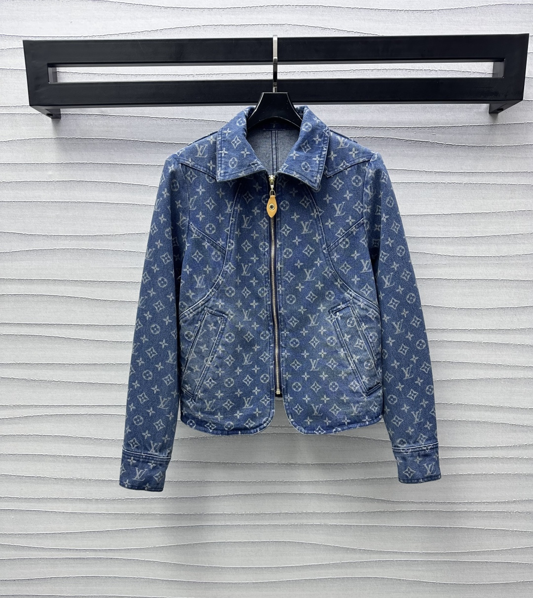 NO:312767,Louis Vuitto*2025 new product is on the shelves of Jacquard Zipper denim jacket customized YB imported twill cotton denim material, crisp, comfortable and stylish, repeated enzyme washing process, presenting natural retro denim blue, and is decorated with full-print jacquard four-leaf clover letter pattern to highlight the brand tone Classic retro leather zipper adjustment with symmetric pockets, front shoulder waist-hugging style design, advanced slimming, surface auxiliary material development, lapel zipper jacket tailoring, upper body fashionable and fashionable, series development, worry-free dressing, high-end version,,louis vuitton, jackets & coats, jackets & coats, alexander wang19860909Louis Vuitto*2025新品上架提花拉链牛仔外套定制YB进口斜纹棉牛仔材质 挺括舒适有型 反复酵素水洗工艺处理 呈现自然复古牛仔蓝 沿用满印提花四叶草字母图案点缀装饰 彰显品牌调性 经典复古 皮标拉链调节处理配合对称口袋 正肩收腰版型设计 高级显瘦 面辅料开发 翻领拉链夹克外套剪裁 上身时髦洋气 系列开发 穿搭无忧  高版本,,louis vuitton,jackets & coats,jackets & coats,alexander wang,Women's clothing