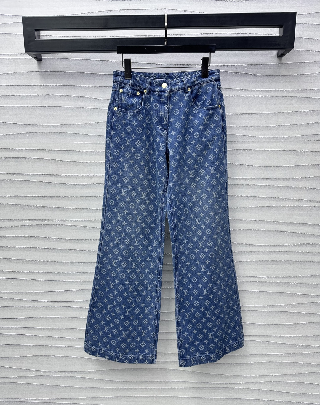 NO:312771,Louis Vuitto*2025 new product is available on the shelves of jacquard denim trousers customized YB imported twill cotton denim material, crisp, comfortable and stylish, repeated enzyme washing process, presenting natural retro denim blue, high-waist buckle double-in-pocket style design, adding layered look, the whole body iconic four-leaf clover letter jacquard pattern embellishment and decoration, highlighting the brand tone, surface auxiliary material development, high waist straight trousers cut, inclusive and modifying leg shape, can be matched with the same series of items, series development, worry-free dressing, high-version 7,,louis vuitton,alexander wang19860909Louis Vuitto*2025新品上架提花牛仔长裤定制YB进口斜纹棉牛仔材质 挺括舒适有型 反复酵素水洗工艺处理 呈现自然复古牛仔蓝 高腰系扣双插兜版型设计 增添造型层次感 通体标志性四叶草字母提花图案点缀装饰 彰显品牌调性 面辅料开发 高腰直筒长裤剪裁 包容修饰腿型 可搭配同系列单品 系列开发 穿搭无忧  高版本 7,,louis vuitton,alexander wang,Women's clothing