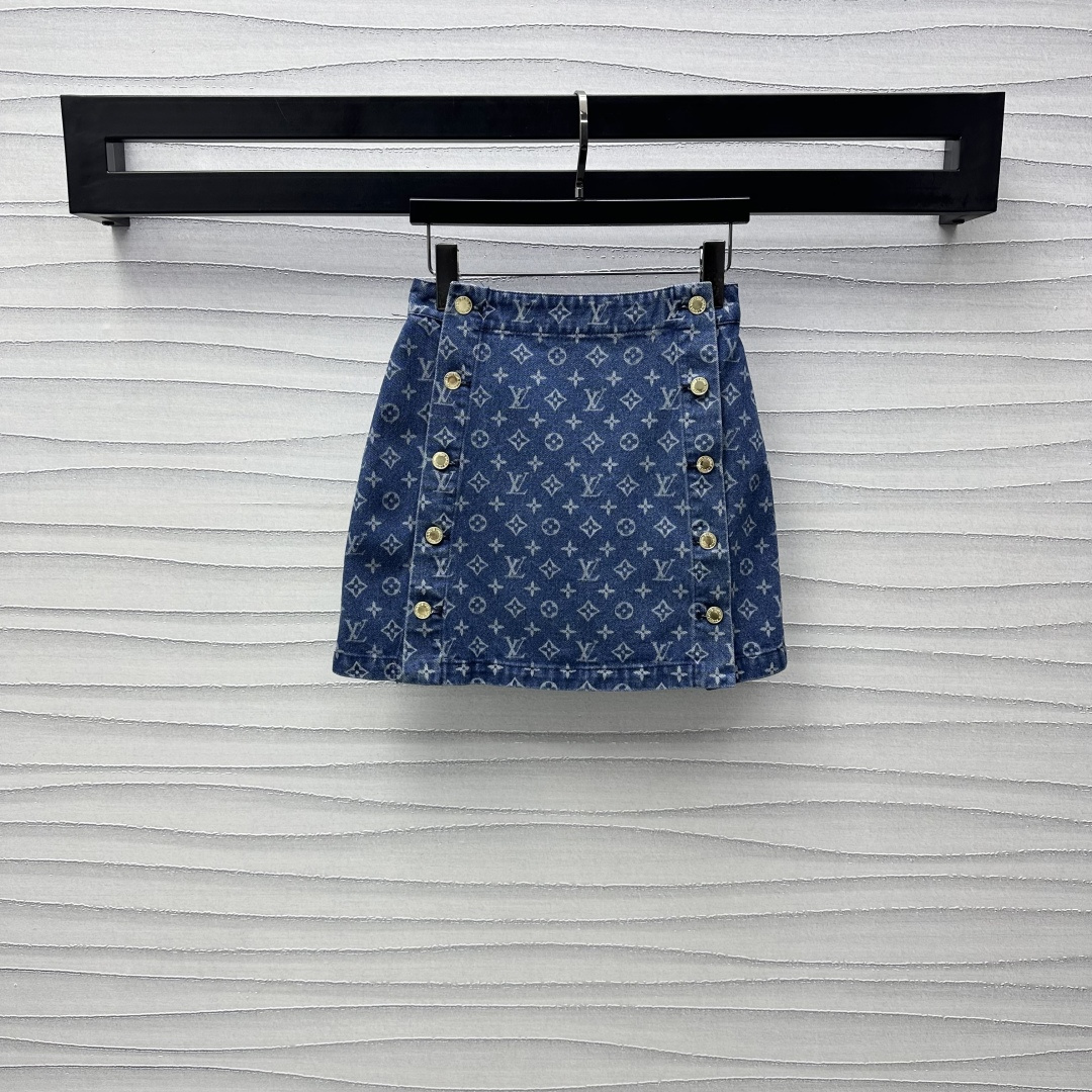 NO:312765,Louis Vuitto*2025 new product is available on the shelves of jacquard denim shorts custom YB imported twill cotton denim material, crisp, comfortable and stylish, repeated enzyme washing process, presenting natural retro denim blue, high waist double row engraving round buckle pattern design, adding layered look, the whole body iconic four-leaf clover letter jacquard pattern embellishment decoration, highlighting the brand tone, surface auxiliary material development, high waist micro A short skirt cut, inclusive and modified leg shape, can be matched with the same series of items, series development, worry-free dressing, high version 766,,louis vuitton, skirts, shorts, alexander wang19860909Louis Vuitto*2025新品上架提花牛仔短裤定制YB进口斜纹棉牛仔材质 挺括舒适有型 反复酵素水洗工艺处理 呈现自然复古牛仔蓝 高腰双排刻印圆扣版型设计 增添造型层次感 通体标志性四叶草字母提花图案点缀装饰 彰显品牌调性 面辅料开发 高腰微A短裙剪裁 包容修饰腿型 可搭配同系列单品 系列开发 穿搭无忧  高版本 766,,louis vuitton,skirts,shorts,alexander wang,Women's clothing