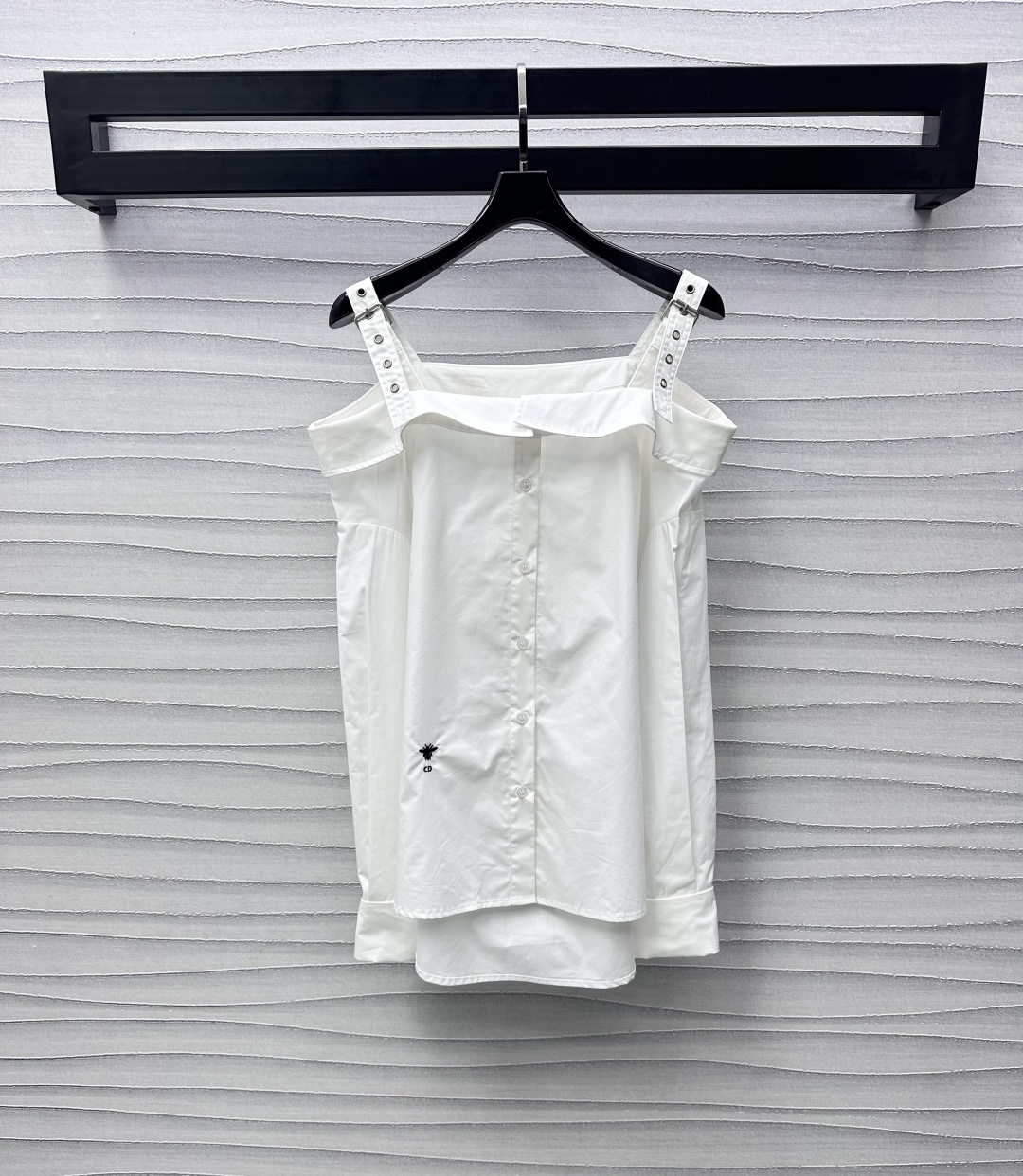 NO:312770,Dio*2025 new product launches one-shoulder long-sleeved shirt custom YB imported twill cotton material Comfortable and delicate texture Adaptable shoulder strap design with folded neckline to add layering to the shape effectively covers the flesh and makes it look slimmer. Single-side embroidered CD bee logo decoration to highlight the brand tone Face and accessories development Off-shoulder shirt style cut At will, paired with skirts or pants high-end and fashionable Basic shirts that can be used for daily commuting and vacations Easy to wear to create a fashionable feeling High-end 2 colors, Dior, skirts, shirts, alexander wang19860909Dio*2025新品上架一字肩长袖衬衫定制YB进口斜纹全棉材质 舒适细腻质感 沿用可调节肩带设计 配合翻折领口处理 增添造型层次感 有效遮肉更显苗条 单侧刺绣CD蜜蜂徽标装饰 彰显品牌调性 面辅料开发 露肩衬衫版型剪裁 随意搭配半裙或裤子高级时髦 日常通勤度假都可驾驭的基础衬衫 轻松穿搭出洋气感   高版本2色,,dior,skirts,shirts,alexander wang,Women's clothing