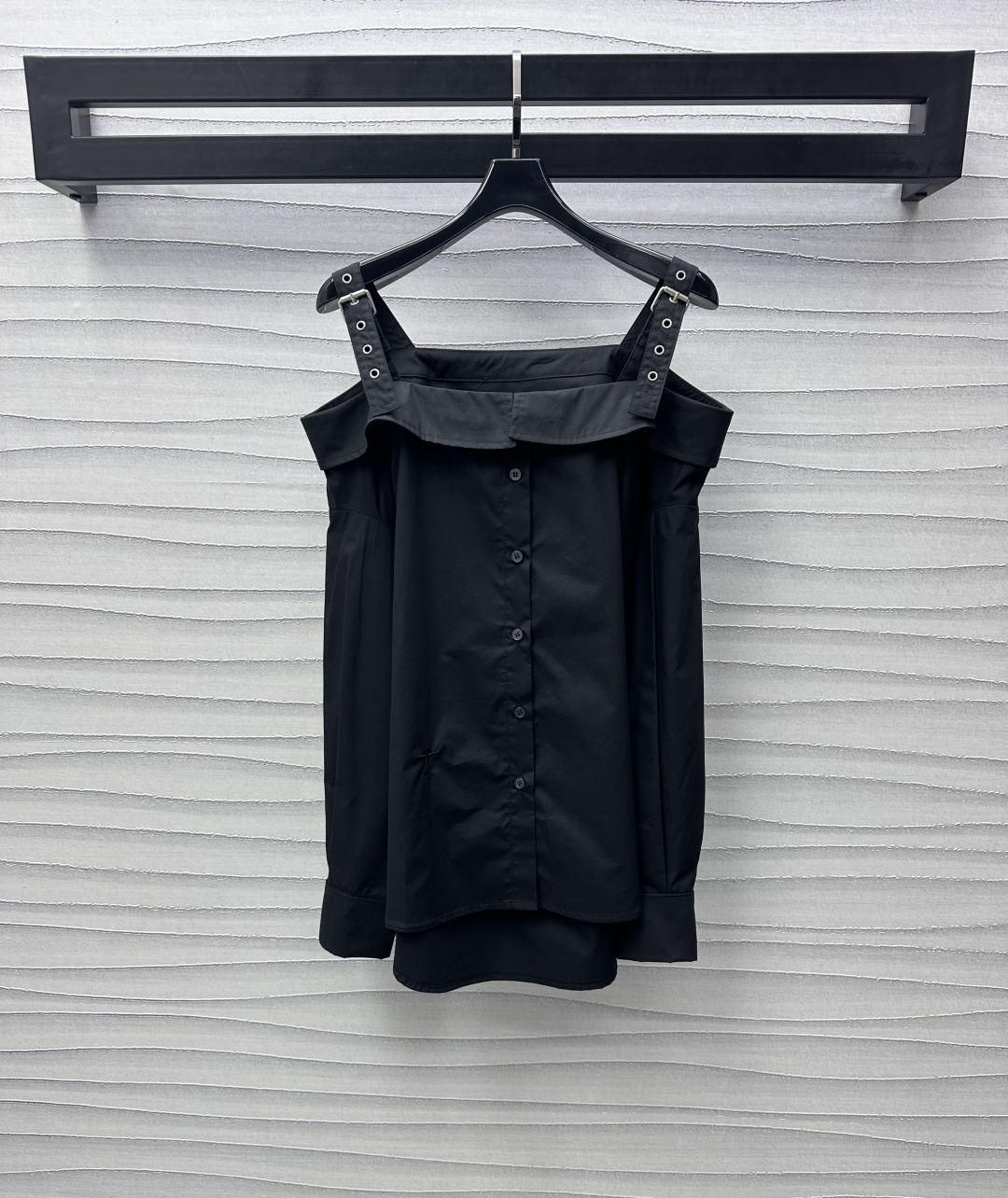 NO:312766,Dio*2025 new product launches one-shoulder long-sleeved shirt custom YB imported twill cotton material comfortable and delicate texture Always adjustable shoulder strap design with folded neckline to add layering to the shape effectively covers the flesh and makes it look slimmer One-side embroidered CD bee logo decoration Show brand tone Face and auxiliary material development Off-shoulder shirt style cut At will match with skirts or pants high-end and fashionable Basic shirts that can be used for daily commuting and vacations Easy to wear to create a fashionable feeling High-end 2 colors, Dior, skirts, shirts, alexander wang19860909Dio*2025新品上架一字肩长袖衬衫定制YB进口斜纹全棉材质 舒适细腻质感 沿用可调节肩带设计 配合翻折领口处理 增添造型层次感 有效遮肉更显苗条 单侧刺绣CD蜜蜂徽标装饰 彰显品牌调性 面辅料开发 露肩衬衫版型剪裁 随意搭配半裙或裤子高级时髦 日常通勤度假都可驾驭的基础衬衫 轻松穿搭出洋气感   高版本2色,,dior,skirts,shirts,alexander wang,Women's clothing