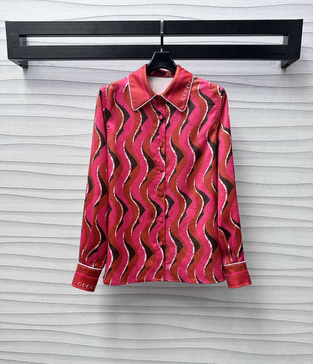 NO:312784,Gucc*2025 new product is on the shelves of printed lapel shirts with custom YB imported twill thick texture, breathable and comfortable texture, double G jacquard letter logo, combined with rendered texture pattern, highlighting the brand tone, neckline cuffs are all covered with white edges, adding layered texture, neckline cuffs are printed with letters, and letters are printed on the top and bottom. Loose style is matched with draped flowing fabric to accommodate body shape, facial accessories development, lapel long-sleeved shirt tailoring, can be matched with skirts in the same series, fashionable and practical four-season items, absolutely high-end temperament girl, high-end version,,gucci,skirts,shirts,alexander wang19860909Gucc*2025新品上架印花翻领衬衫定制YB进口斜纹稠材质 质感透气舒适 通体满印双G提花字母徽标 配合渲染纹理图案 彰显品牌调性 领口袖口均以白色边条包边处理 增添造型层次感 领口袖口字母印花细节上下呼应 宽松版型搭配垂坠飘逸面料 包容身形 面辅料开发 翻领长袖衬衫剪裁 可搭配同系列半裙 时尚与实用兼备的四季单品 妥妥高阶气质女郎  高版本,,gucci,skirts,shirts,alexander wang,Women's clothing