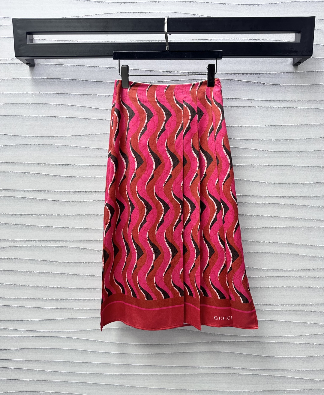 NO:312787,Gucc*2025 new product is available for printing pleated skirt custom YB imported twill thick material, breathable and comfortable texture, double G jacquard letter logo, combined with rendered texture pattern, highlight the brand tone, waist decoration is covered with white edges, add layered look, pleated side slit skirt design, letter printing details echo front and back, straight-tube style with draped flowing fabric, inclusive leg shape, surface auxiliary material development, pleated long skirt tailoring, can be matched with the same series of shirts, fashionable and practical four-season items, absolutely high-end temperament girl, high-end version,,gucci,skirts,shirts,alexander wang19860909Gucc*2025新品上架印花压褶半裙定制YB进口斜纹稠材质 质感透气舒适 通体满印双G提花字母徽标 配合渲染纹理图案 彰显品牌调性 腰间饰以白色边条包边处理 增添造型层次感 压褶侧开衩裙摆设计 字母印花细节前后呼应 直筒版型搭配垂坠飘逸面料 包容腿形 面辅料开发 压褶长半裙剪裁 可搭配同系列衬衫 时尚与实用兼备的四季单品 妥妥高阶气质女郎  高版本,,gucci,skirts,shirts,alexander wang,Women's clothing