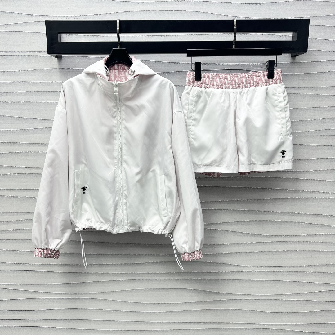 NO:313279,Dio*2025 new product launches on the double-sided jacket shorts set custom YB imported sunscreen nylon material comfortable and stylish, breathable, detachable hooded drawstring zipper jacket style, two-sided wear design, one side simple plain color, paired with side pocket embroidered CD bee logo embellishment, one side full of letters, full of printed letters, with the highlight of the crossbar letter mark on the back, the outfit is varied, showing personal style at will, matched with the same series of elastic shorts, the details of the webbing logo echo up and down, highlighting the brand tone, surface auxiliary material development, the upper body of the set is windproof and waterproof, integrating warmth and fashionable, showing the minimalist and casual style, a must-have fashion outfit for daily commuting, high version 2 colors,,dior, shorts, jackets & coats,hats,alexander wang19860909Dio*2025新品上架双面外套短裤套装定制YB进口防晒尼龙材质 舒适有型 穿搭透气 可拆卸连帽抽绳拉链外套版型 沿用两面穿设计 一面简约素色 搭配侧边口袋刺绣CD蜜蜂徽标点缀 一面满印字母老花图案 以背后横杆字母标作为亮点 穿搭造型多变 随心彰显个人风格 搭配同系列松紧短裤 腿侧织带徽标细节上下呼应 彰显品牌调性 面辅料开发 套装上身防风防水 集保暖与时髦一体 尽显极简休闲风 日常通勤必备时尚穿搭  高版本2色,,dior,shorts,jackets & coats,hats,alexander wang,Women's clothing