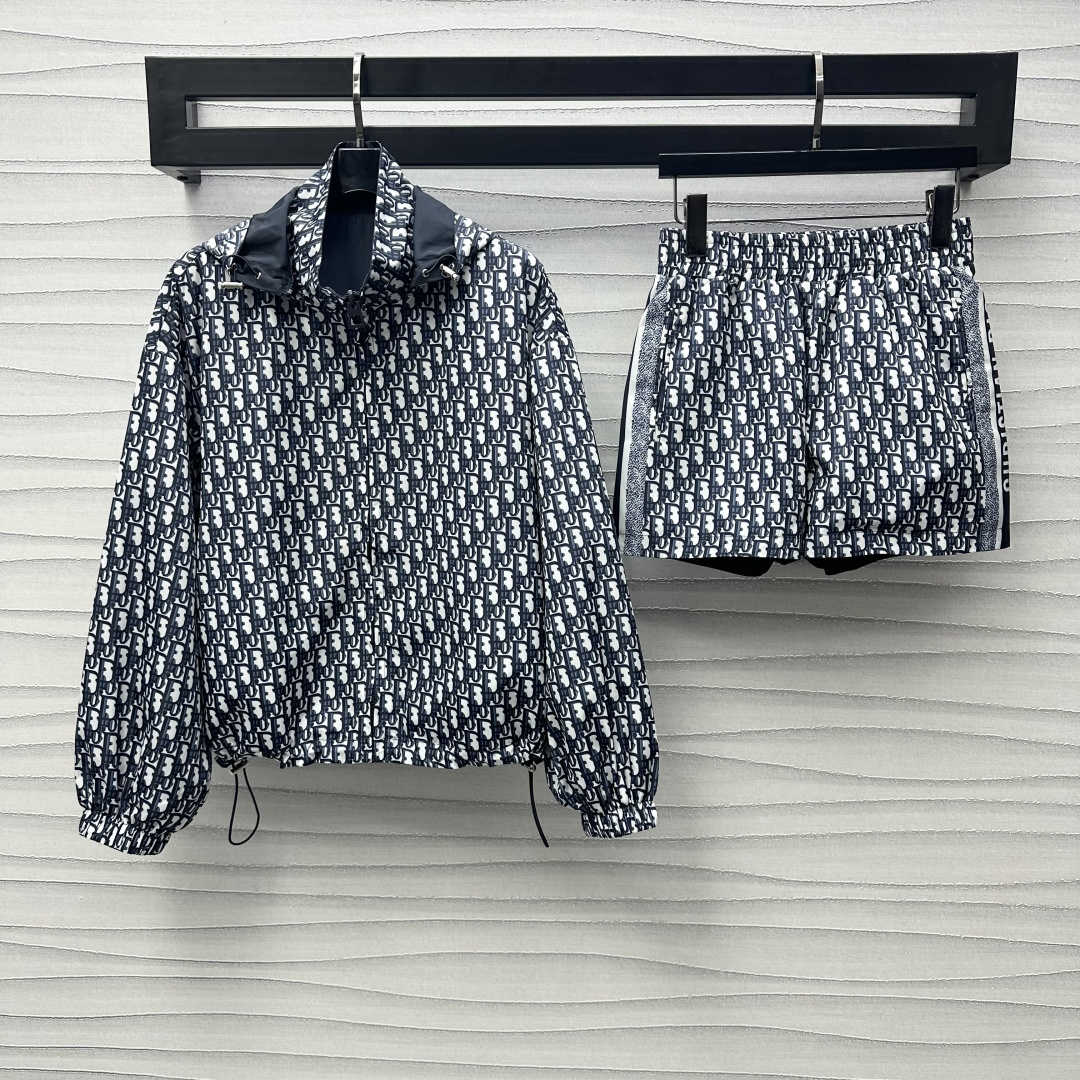 NO:313285,Dio*2025 new product launches on the double-sided jacket shorts set custom YB imported sunscreen nylon material comfortable and stylish, breathable, detachable hooded drawstring zipper jacket style, two-sided wear design, one side simple plain color, paired with side pocket embroidered CD bee logo embellishment, one side full of letters, full of printed letters, with the highlight of the crossbar letter mark on the back, the outfit is varied, showing personal style at will, matched with the same series of elastic shorts, the details of the webbing logo echo up and down, highlighting the brand tone, surface auxiliary material development, the upper body of the set is windproof and waterproof, integrating warmth and fashionable, showing the minimalist and casual style, a must-have fashion outfit for daily commuting, high version 2 colors,,dior, shorts, jackets & coats,hats,alexander wang19860909Dio*2025新品上架双面外套短裤套装定制YB进口防晒尼龙材质 舒适有型 穿搭透气 可拆卸连帽抽绳拉链外套版型 沿用两面穿设计 一面简约素色 搭配侧边口袋刺绣CD蜜蜂徽标点缀 一面满印字母老花图案 以背后横杆字母标作为亮点 穿搭造型多变 随心彰显个人风格 搭配同系列松紧短裤 腿侧织带徽标细节上下呼应 彰显品牌调性 面辅料开发 套装上身防风防水 集保暖与时髦一体 尽显极简休闲风 日常通勤必备时尚穿搭  高版本2色,,dior,shorts,jackets & coats,hats,alexander wang,Women's clothing