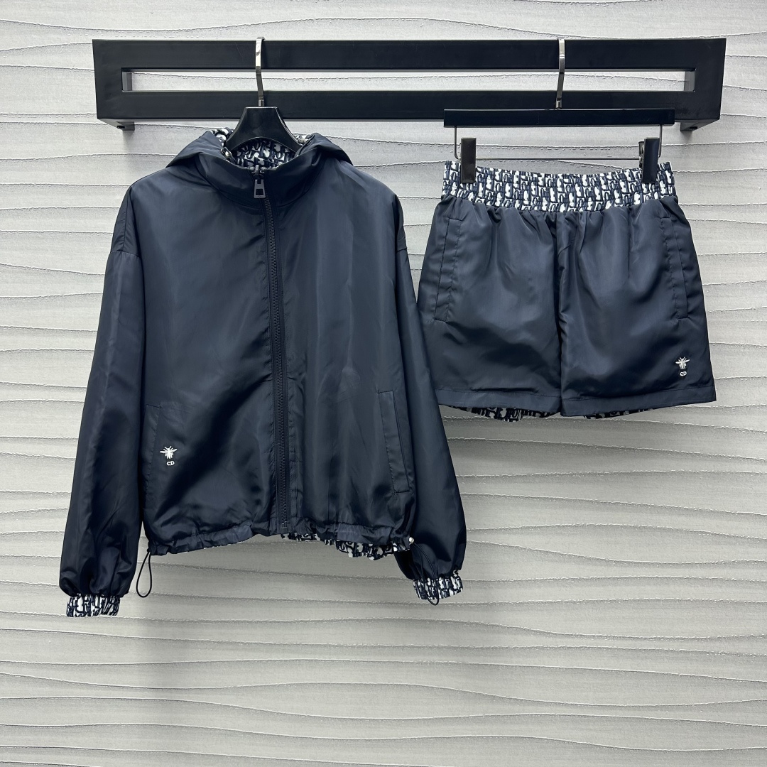 NO:313288,Dio*2025 new product launches on the double-sided jacket shorts set custom YB imported sunscreen nylon material Comfortable and stylish, breathable, detachable hooded drawstring zipper jacket style, two-sided wear design, one side simple plain color, paired with side pocket embroidered CD bee logo embellishment, one side full of letters, full of printed letters, with the highlight of the crossbar letter mark on the back, the outfit is varied, showing personal style at will, matched with the same series of elastic shorts, the details of the webbing logo echo up and down, highlighting the brand tone, surface auxiliary material development, the upper body of the set is windproof and waterproof, integrating warmth and fashionable, showing the minimalist and casual style, a must-have fashion outfit for daily commuting, high version 2 colors 7,,dior, shorts, jackets & coats,hats,alexander wang19860909Dio*2025新品上架双面外套短裤套装定制YB进口防晒尼龙材质 舒适有型 穿搭透气 可拆卸连帽抽绳拉链外套版型 沿用两面穿设计 一面简约素色 搭配侧边口袋刺绣CD蜜蜂徽标点缀 一面满印字母老花图案 以背后横杆字母标作为亮点 穿搭造型多变 随心彰显个人风格 搭配同系列松紧短裤 腿侧织带徽标细节上下呼应 彰显品牌调性 面辅料开发 套装上身防风防水 集保暖与时髦一体 尽显极简休闲风 日常通勤必备时尚穿搭  高版本2色 7,,dior,shorts,jackets & coats,hats,alexander wang,Women's clothing