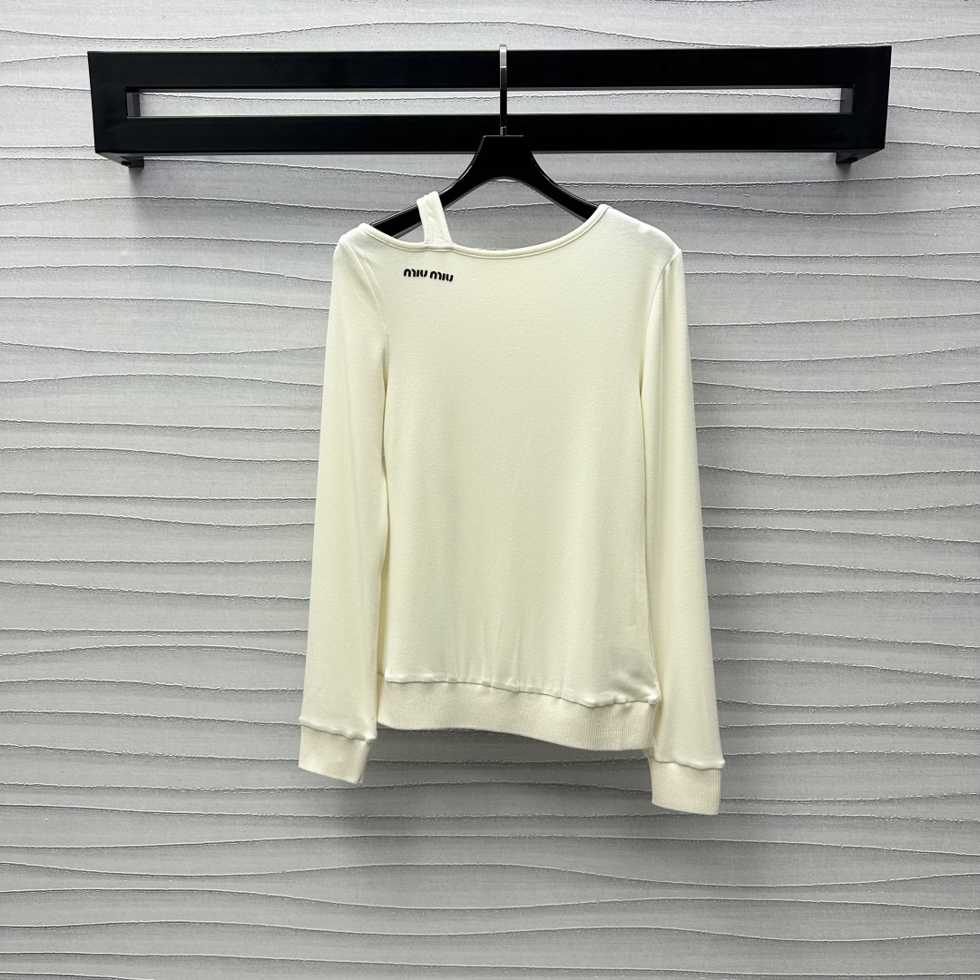 NO:313290,Miumi*2025 new product on-shoulder long-sleeved tops are customized with YB imported twill cotton. Comfortable and elastic, soft and delicate. Decorated with a single-sided suspender off-shoulder design to add layering. Combined with the iconic letter logo on the side of the neckline, surface auxiliary materials development, off-shoulder long-sleeved top cut, easy to control for daily commuting and leisure travel, showing elegant temperament. High-version 3 colors,,miumiu,alexander wang19860909Miumi*2025新品上架露肩长袖上衣定制YB进口斜纹全棉材质 舒适弹力 柔软细腻 饰以单侧吊带露肩设计 增添造型层次感 配合领口侧边标志性字母徽标点缀 面辅料开发 斜肩长袖上衣剪裁 日常通勤休闲出游都能轻松驾驭 尽显优雅气质  高版本3色,,miumiu,alexander wang,Women's clothing
