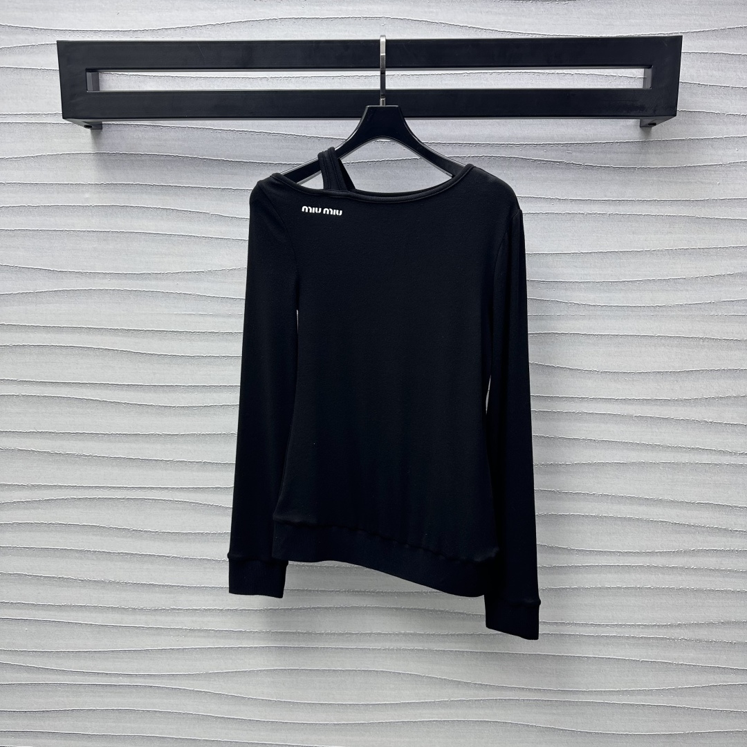 NO:313296,Miumi*2025 new product on-shoulder long-sleeved tops are customized with YB imported twill cotton. Comfortable and elastic, soft and delicate. Decorated with a single-sided suspender off-shoulder design to add layering. Combined with the iconic letter logo on the side of the neckline, surface auxiliary materials development, off-shoulder long-sleeved top cut, easy to control for daily commuting and leisure travel, showing elegant temperament. High-version 3 colors,,miumiu,alexander wang19860909Miumi*2025新品上架露肩长袖上衣定制YB进口斜纹全棉材质 舒适弹力 柔软细腻 饰以单侧吊带露肩设计 增添造型层次感 配合领口侧边标志性字母徽标点缀 面辅料开发 斜肩长袖上衣剪裁 日常通勤休闲出游都能轻松驾驭 尽显优雅气质  高版本3色,,miumiu,alexander wang,Women's clothing