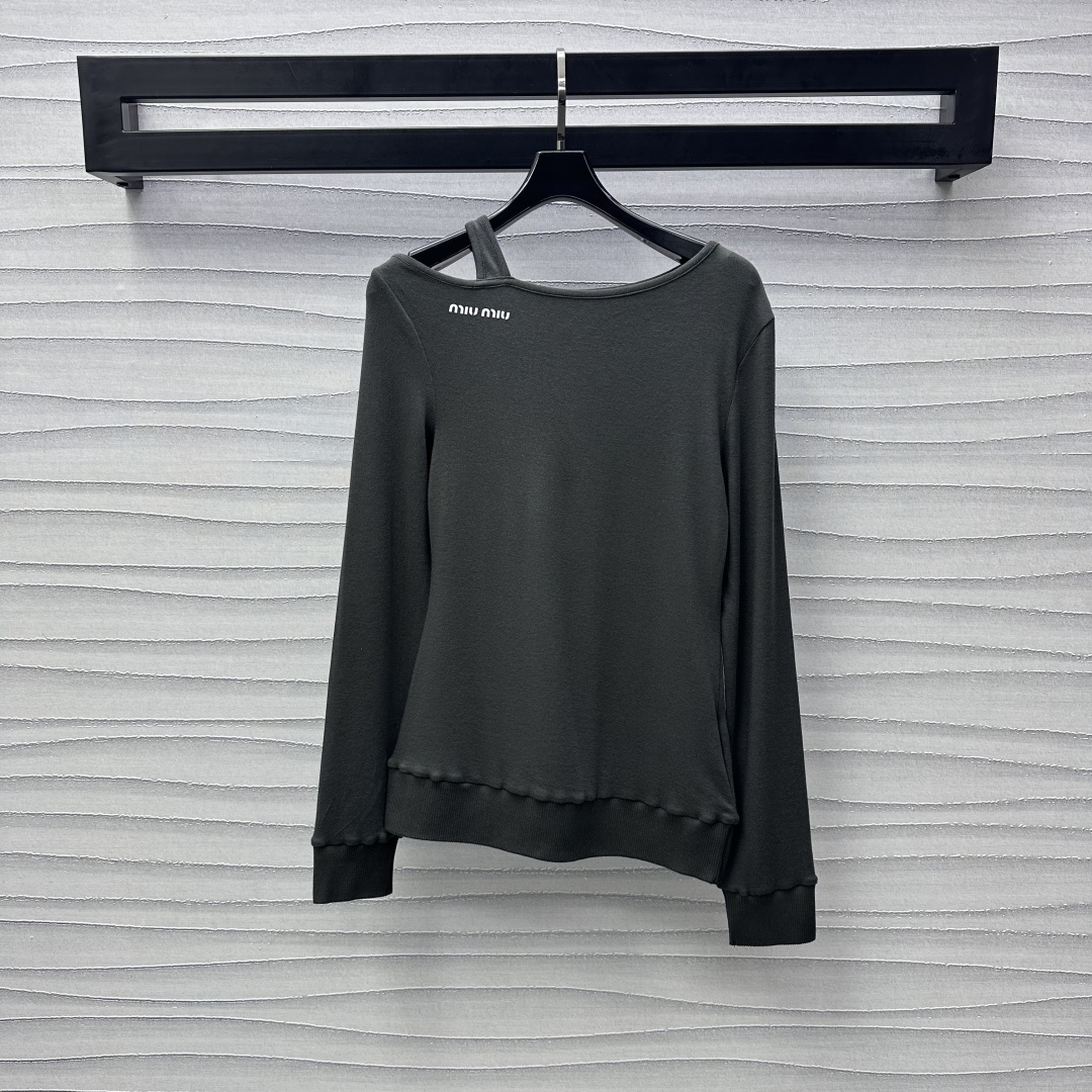NO:313273,Miumi*2025 new product on-shoulder long-sleeved tops are customized with YB imported twill cotton. Comfortable and elastic, soft and delicate. Decorated with a single-sided suspender off-shoulder design to add layering. Combined with the iconic letter logo on the side of the neckline, surface auxiliary materials development, off-shoulder long-sleeved top cut, easy to control for daily commuting and leisure travel, showing elegant temperament. High-version 3 colors,,miumiu,alexander wang19860909Miumi*2025新品上架露肩长袖上衣定制YB进口斜纹全棉材质 舒适弹力 柔软细腻 饰以单侧吊带露肩设计 增添造型层次感 配合领口侧边标志性字母徽标点缀 面辅料开发 斜肩长袖上衣剪裁 日常通勤休闲出游都能轻松驾驭 尽显优雅气质  高版本3色,,miumiu,alexander wang,Women's clothing