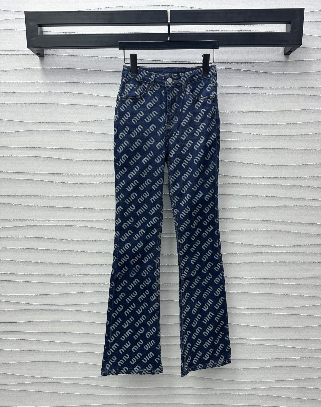 NO:313277,Miumi*2025 new product launches the shelves of letters, custom YB imported twill cotton denim material, soft, comfortable and crisp, enzyme washing process, not easy to dye and decolorize, high-waist buckle double-in-pocket style, iconic letter printing pattern, highlighting the brand tone, straight and slightly flare design, inclusive and modify the leg shape, and wear a full of fashionable style in the high street, surface auxiliary materials development, high-waist slim trousers cut, versatile, daily dates, high-quality, high-end version,,miumiu,alexander wang19860909Miumi*2025新品上架字母牛仔长裤定制YB进口斜纹棉牛仔材质 柔软舒适挺括 酵素水洗工艺处理 不易染色脱色 高腰系扣双插兜版型 通体点缀标志性字母印花图案 彰显品牌调性 直筒微喇设计 包容修饰腿型的同时 穿出满满的高街时髦风格 面辅料开发 高腰修身长裤剪裁 四季百搭日常约会必备单品 高版本,,miumiu,alexander wang,Women's clothing