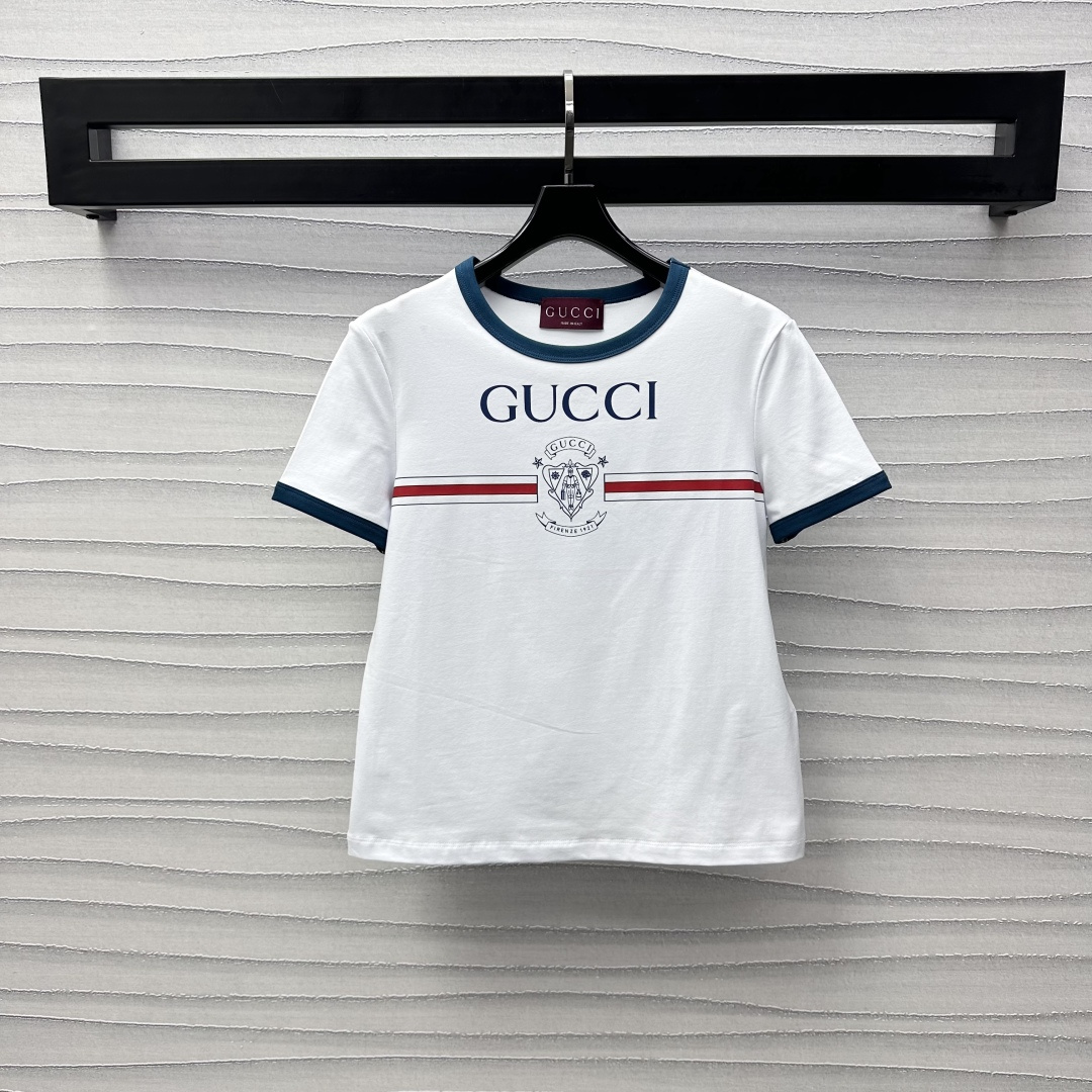 NO:313289,Gucc*2025 new product is available on the shelves of round neck contrast letters, custom YB imported cotton material, breathable and comfortable, neckline cuffs are decorated with contrasting thread edges, adding layered texture, chest bar lines are matched with letter printing patterns, highlighting the brand tone, surface auxiliary materials development, round neck short-sleeved T-shirt tailoring, single wear inner wear is brilliant and fashionable, high-end version, gucci, T-shirt, tees, t-shirt, alexander wang19860909Gucc*2025新品上架圆领撞色字母定制YB进口全棉材质 透气舒适 领口袖口饰以撞色螺纹包边细节处理 增添造型层次感 胸前横杠线条搭配字母印花图案 彰显品牌调性 面辅料开发 圆领短袖T恤剪裁 单穿内搭出彩时髦 高版本,,gucci,T-shirt,tees，t-shirt,alexander wang,Women's clothing